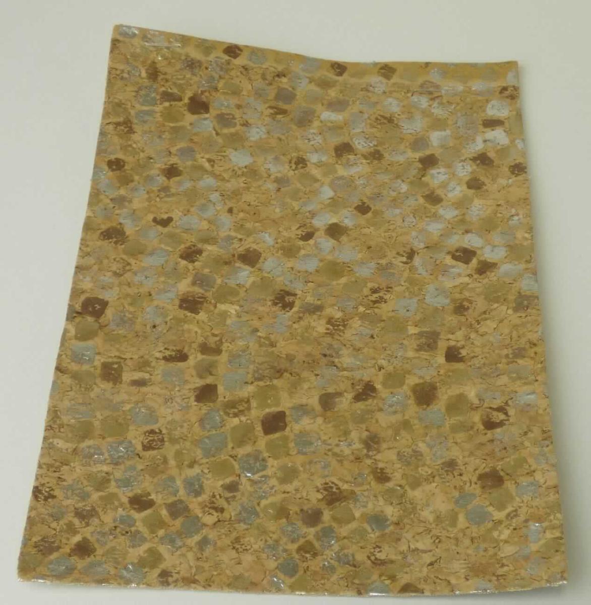 Gewebe, sog. Material zur Schuhherstellung, Foto siehe Anlage,
- als Meterware, mit einer Breite von laut Antrag 140 cm,
- laut Untersuchungsergebnis:
-- einfarbiges Gewebe aus Spinnstoffen,
-- auf der Oberfläche vollständig mit Klebstoff bestrichen und mit einer mit dem bloßen Auge wahrnehmbaren 
   Deckschicht aus Kork versehen,
-- zusätzlich mit metallisierter Farbe bedruckt,
- ohne in den Klebstoff eingebettete Kügelchen.

"Gewebe, bestrichen, anderes als in den Positionen 5901 bis 5906 genannte, ohne in Klebstoff eingebettete 
 Kügelchen"