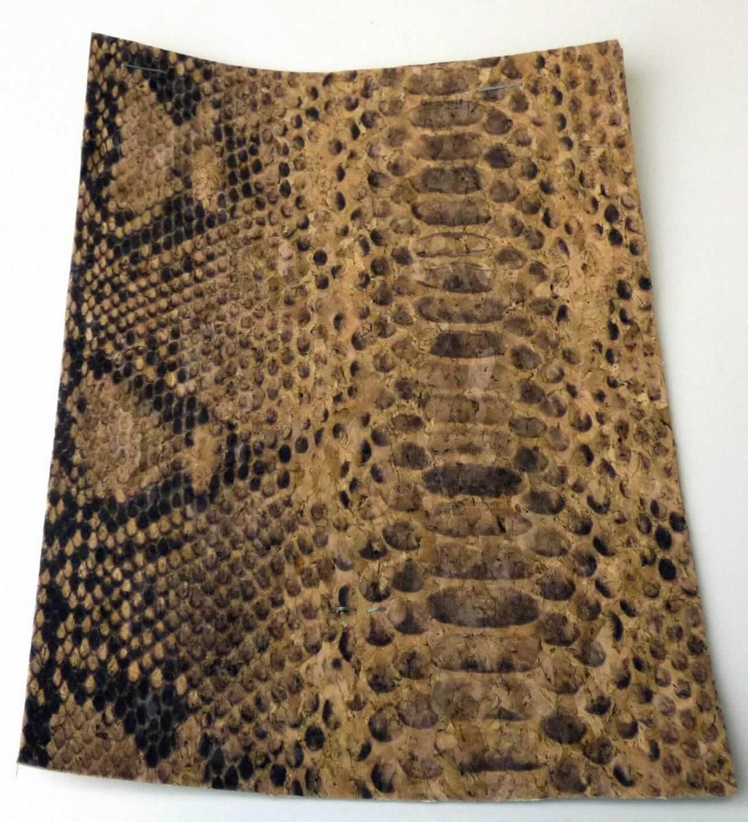 Gewebe, sog. Material zur Schuhherstellung, Foto siehe Anlage,
- als Meterware, mit einer Breite von laut Antrag 140 cm,
- laut Untersuchungsergebnis:
-- einfarbiges Gewebe aus Spinnstoffen,
-- auf der Oberfläche vollständig mit Klebstoff bestrichen und mit einer mit dem bloßen Auge wahrnehmbaren 
   Deckschicht aus Kork versehen,
-- zusätzlich mit Farbe bedruckt,
- ohne in den Klebstoff eingebettete Kügelchen.

"Gewebe, bestrichen, anderes als in den Positionen 5901 bis 5906 genannte, ohne in Klebstoff eingebettete 
 Kügelchen"