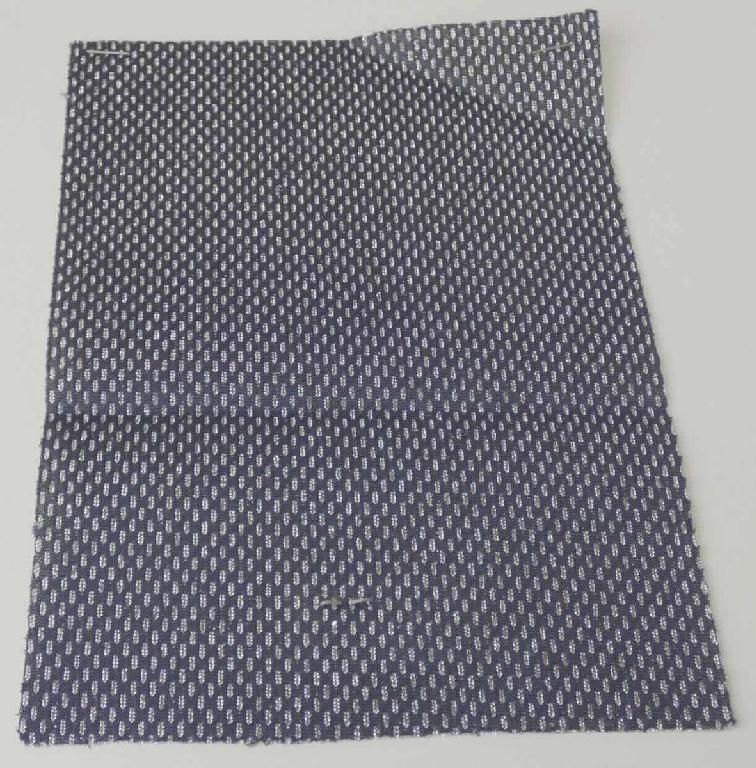 Gewebe mit Kunststofflage, sog. Material zur Schuhherstellung, Foto siehe Anlage,
- als Meterware, mit einer Breite von laut Antrag 140 cm,
- laut Untersuchungsergebnis: 
-- dreilagig gearbeitet,
-- mit einer Außenlage aus einem buntgewirkten Kuliergewirke (= Gewebe im Sinne des Kapitels 59) 
    aus synthetischen Chemiefasern und aus metallisierten Garnen der Position 5605,
-- mit einer Zwischenlage aus Zellkunststoff (laut Antrag Polyester), 
-- mit einer Innenlage aus einem Kuliergewirke (= Gewebe im Sinne des Kapitels 59) aus synthetischen
    Chemiefasern,
- von Hand bei einer Temperatur zwischen 15 und 30 °C auf einen Dorn von 7 mm Durchmesser aufrollbar, 
  ohne rissig zu werden.

"Gewebe, mit Kunststoff (Polyester) laminiert, anderes als solches der Position 5902, mit Schauseite aus 
 Spinnstoffen"