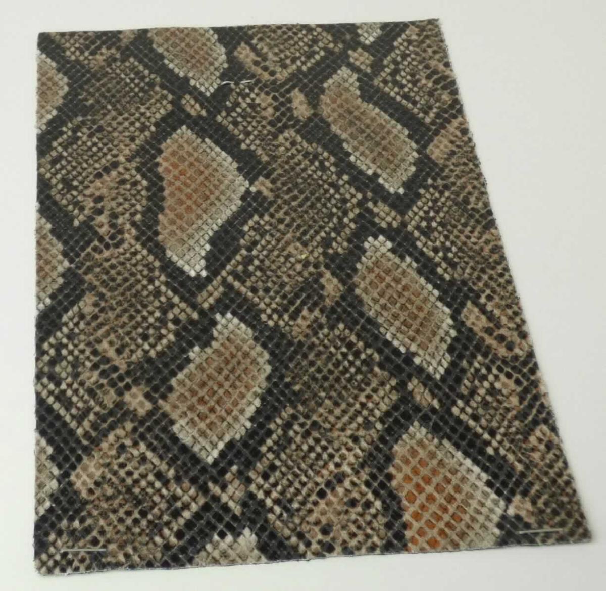 Textillaminat, sog. Material zur Schuhherstellung, Foto siehe Anlage,
- als Meterware, mit einer Breite von laut Antrag 140 cm,
- laut Untersuchungsergebnis:
-- aus zwei mit ihrer ganzen Fläche aufeinander liegenden und so miteinander durch Kleben verbundenen Lagen: 
--- mit einer Oberlage (Schauseite):
---- aus einem gerauten Kuliergewirke aus synthetischen Chemiefasern,
---- musterbildend mit Farbe und Kunststoff bedruckt,
---- ohne Flor- oder Schlingenoberfläche,
---- keine Elastomergarne oder Kautschukfäden enthaltend,
--- mit einer Unterlage: 
---- aus einem gefärbten Kuliergewirke aus synthetischen Chemiefasern,
- insbesondere im Hinblick auf die Verwendung verleiht das die Schauseite bildende bedruckte Kuliergewirke der
  Ware ihren wesentlichen Charakter.

"Gewirke, anderes als in den Position 6001 bis 6005 genannte, aus synthetischen Chemiefasern, bedruckt"
