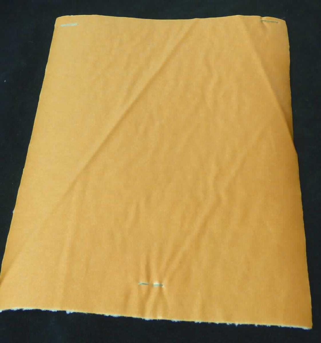 Textillaminat, sog. Material zur Schuhherstellung, Foto siehe Anlage, 
- als Meterware, laut Antrag mit einer Breite von 140 cm, 
- laut Untersuchungsergebnis: 
-- aus zwei mit ihrer ganzen Fläche aufeinanderliegenden und so miteinander durch Kleben verbundenen Lagen: 
--- mit einer Oberlage (Schauseite): 
---- aus einem buntgewebten Gewebe in Leinwandbindung, 
---- mit ungezwirnten, nicht hochfesten Garnen aus synthetischen Filamenten (Polyester und Polyamid),
---- der Anteil an Polyester- und Polyamidfilamenten beträgt jeweils weniger als 85 GHT,
---- auf der Außenseite (Schauseite) mit bloßem Auge nicht wahrnehmbar mit einem klarsichtigen Kunststoff
      bestrichen,
--- mit einer Unterlage: 
---- aus einem gerauten Kuliergewirke aus synthetischen Chemiefasern, 
- das die Schauseite bildende Gewebe verleiht der Ware insbesondere im Hinblick auf die Verwendung als Material 
  für Schuhe ihren wesentlichen Charakter.

"Gewebe aus Garnen aus synthetischen Filamenten, anderes als in den Unterpositionen 5407 10 bis 5407 69 
 genannte, mit einem Anteil an synthetischen Filamenten von mehr als 85 GHT, buntgewebt"