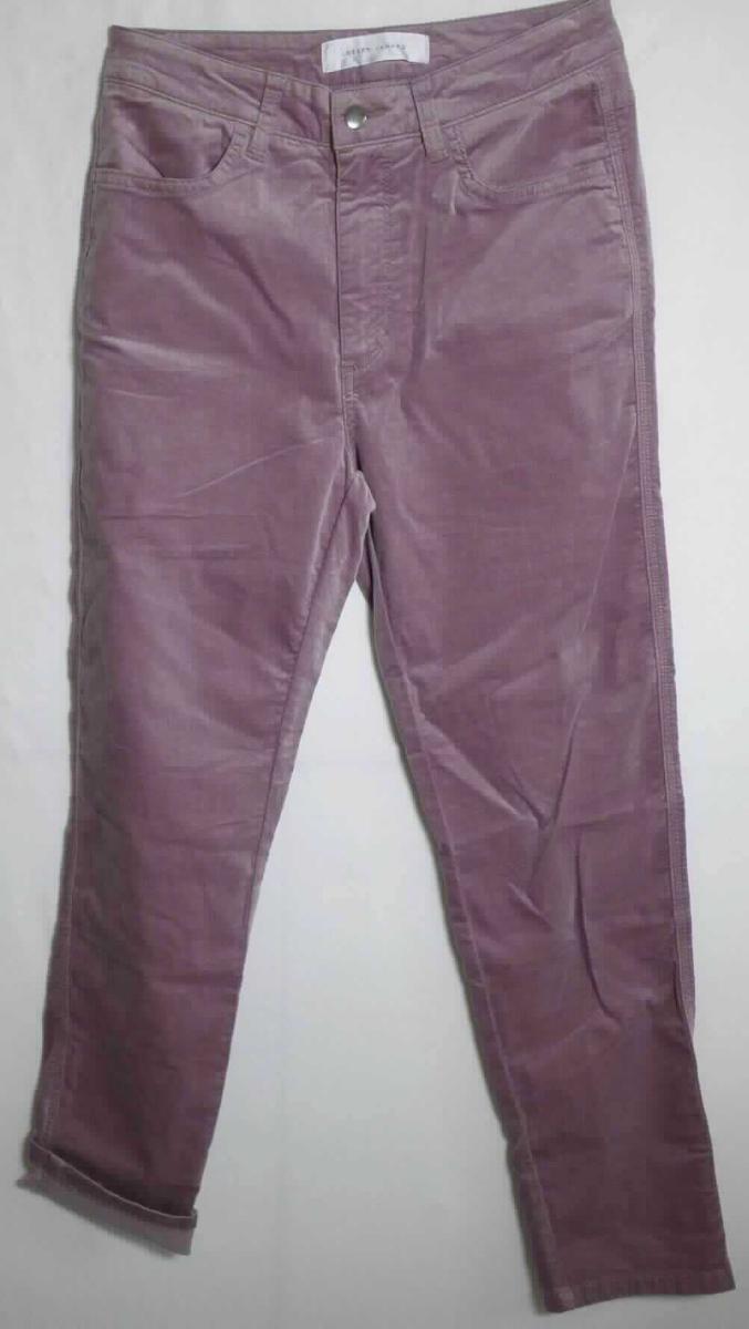 Lange Hose, Style 10070101917, Größe 38, Foto siehe Anlage,
- aus ca. 1 mm dicken, einfarbigen Samtgeweben (kein Rippenschusssamt und kein Rippenschussplüsch) mit 
  einem Grund und einem Flor aus laut Antrag 60 % Baumwolle sowie 38 % Modal (künstliche Chemiefasern) 
  und 2 % Elasthan (synthetische Chemiefasern),
- in der Taille abschließend; mit einem angesetzten, ca. 3,5 cm breiten Taillenbund mit Gürtelschlaufen,
- vorn mit einer Öffnung mit Reißverschluss und Patte von links über rechts (Männerkleidung), die im Taillenbund 
  mit einem Knopf geschlossen wird,
- vorn mit zwei eingesetzten Taschen und hinten mit zwei aufgesetzten Gesäßtaschen,
- mit knöchellangen Hosenbeinen, an den Beinabschlüssen durch Umschlagen und Festnähen gesäumt,
- keine Arbeits- und Berufskleidung.

"Lange Hose, für Männer, aus Geweben, aus Baumwolle, keine Arbeits- und Berufskleidung, andere als in den 
 Unterpositionen 6203 4231und 6203 4233 genannte"