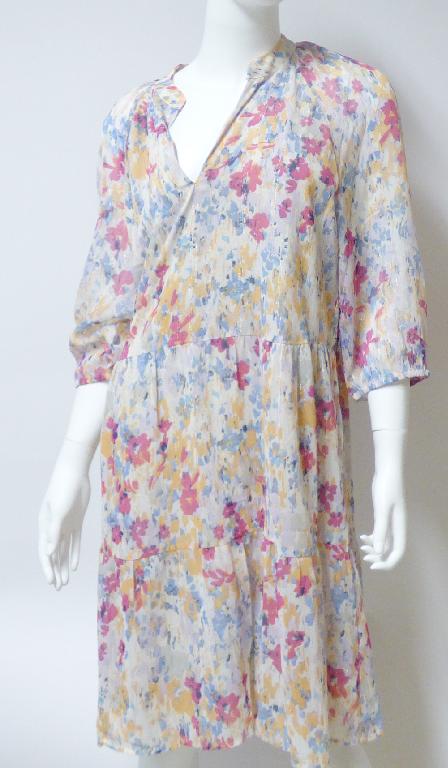 Kleidung, sog. Kleid für Frauen, Style 20560700606, Größe 38, Foto siehe Anlage,
- aus ca. 0,2 mm dicken, bedruckten Geweben aus laut Antrag 98 % Polyester (synthetische Chemie-
  fasern) und 2 % metallisierten Garnen der Position 5605; mit Ausnahme der Ärmel mit einfarbigen
  Geweben unterlegt,
- über den halben Oberschenkel reichend (Rückenlänge: ca. 100 cm),
- mit einem schmalen Stehkragen,
- vorn mit einer kurzen, schlitzförmigen Öffnung; am Kragen mit einem Hakenverschluss von links über
  rechts (Männerkleidung); somit kein Kleid,
- mit 3/4-langen Ärmeln, an den Ärmelenden elastisch verengt,
- keine Arbeits- und Berufskleidung,
- am unteren Rand durch Umschlagen und Festnähen gesäumt.

"Kleidung, andere als in den Positionen 6201 bis 6210 und in den Unterpositionen 6211 11 bis 6211 20 
 genannte, aus Geweben, für Männer, aus Chemiefasern, andere als in den Unterpositionen 6211 3310
 bis 6211 3342 genannte"