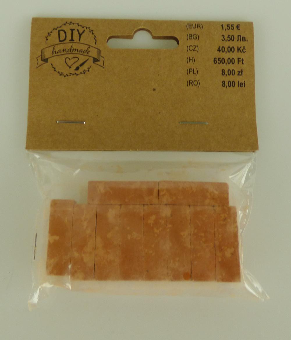 Andere keramische Waren, sog. Basteldeko Ziegelsteine 10 er, Artikelnr. 382332, Foto siehe Anlage,
- rötliche, rechteckige, unglasierte Dekoziegelsteine mit zwei durchgängigen Löchern,
- in den Abmessungen: 2,8 cm (Länge) x 1,5 cm (Breite) x 1 cm (Höhe),
- keramische Erzeugnisse, nach der Formgebung gebrannt, tonmineralhaltiges Material
  enthaltend,
- nach dem Ergebnis der wissenschaftlichen Untersuchung aus feinen Erden,
- aufgrund der geringen Größe keine Waren der Position 6904,
- u. a. aufgrund der neutralen Form keine Ziergegenstände der Position 6913,
- 10 Stück in einem Polybeutel mit Aufhängevorrichtung aus Pappe verpackt.

"Andere keramische Waren, weder aus Porzellan noch aus gewöhnlichem Ton, andere
als in den Unterpositionen 6914 9000 20 und 6914 9000 30 genannte"