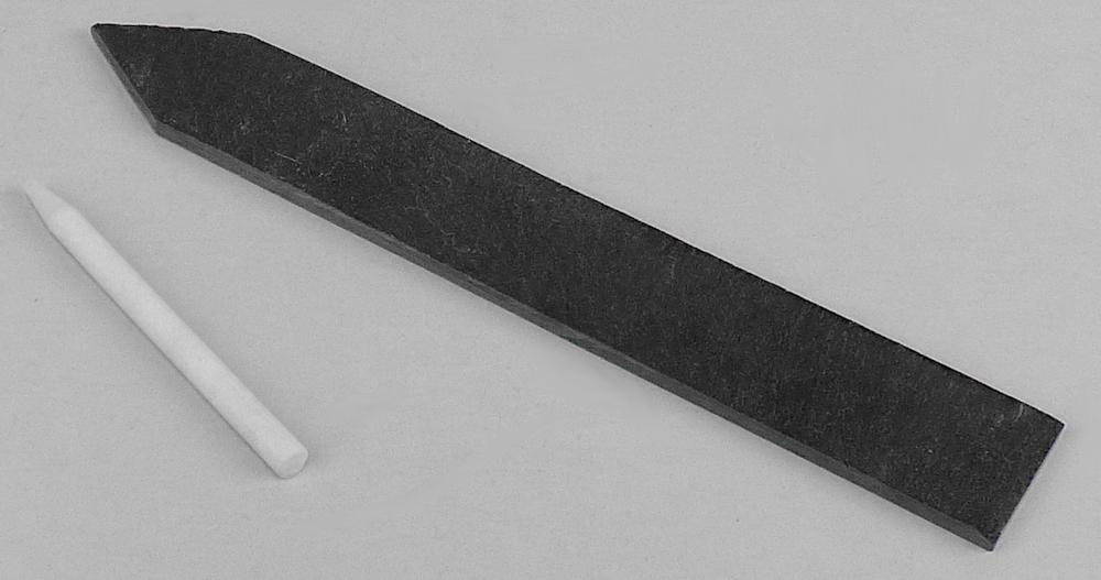 Bei der als Kräuterstecker (Artikelnr. 7638169) bezeichneten Ware handelt es sich um eine Warenzusammenstellung in Aufmachung für den Einzelverkauf, bestehend aus zwei Schiefertafeln (200 x 30 x 5 mm) und einem kleinen, runden Kreidestift.
Die an einer Seite spitz zulaufenden Schiefertafeln sollen in die Erde gesteckt werden und dann mit dem Stift beschriftet werden.

Die Schiefertafeln bestimmen den Charakter der Warenzusammenstellung im Hinblick auf die Menge, die Größe und im Hinblick auf die Verwendung.

Die gemeinsam verpackten Waren werden als "Tafeln, zum Schreiben oder Zeichnen" eingereiht.