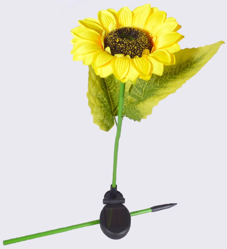 Ware aus einer künstlichen Blume, sog. Solar-Sonnenblume, Foto siehe Anlage,
- aus verschiedenen Bestandteilen zusammengesetzte Ware, bestehend aus:
- - einer künstlichen Blume in Form einer Sonnenblume,
- - - mit Blütenblättern, Staubblüten und zwei großen Blättern am Stiel aus Spinnstoffen,
- - - mit einer Blütenplatte, einem Stiel und an der Blattunterseite aufgeklebten Adern aus Kunststoffen,
- - - Blütenblätter, Staubblüten, Blütenplatte und der zweigeteilte Stiel sind durch Kleben und
      Zusammenstecken miteinander verbunden; damit in Blumenbindetechnik hergestellt,
- - - mit einer Gesamtlänge von ca. 74 cm und einem Durchmesser der Blüte von ca. 15 cm,
- - einer Lichterkette (elektrischer Beleuchtungskörper),
- - - aus einer in die Blüte eingearbeiteten Girlande aus Metalldraht (laut Antrag Kupfer) mit LED-Tropfen,
- - einem im oberen Drittel des Stiels integrierten, abklappbaren Solarmodul (mit Ein-/Ausschalter),
- - einem Erdspieß zum Einstecken in den Boden,
- die Ware stellt sich insgesamt nicht als elektrischer Beleuchtungskörper der Position 9405 dar, da
  sie nicht der Erhellung der Umgebung dient, sondern durch die Beleuchtung lediglich die Zierwirkung
  der Ware erhöht wird,
- die künstliche Blume bestimmt insbesondere im Hinblick auf das Erscheinungsbild (Zierwirkung)
  den wesentlichen Charakter der zusammengesetzten Ware,
- innerhalb der Position 6702 bestimmt der Spinnstoff im Hinblick auf den Umfang den wesentlichen
  Charakter der künstlichen Blume.

"Ware aus einer künstlichen Blume, aus anderen Stoffen als Kunststoff"