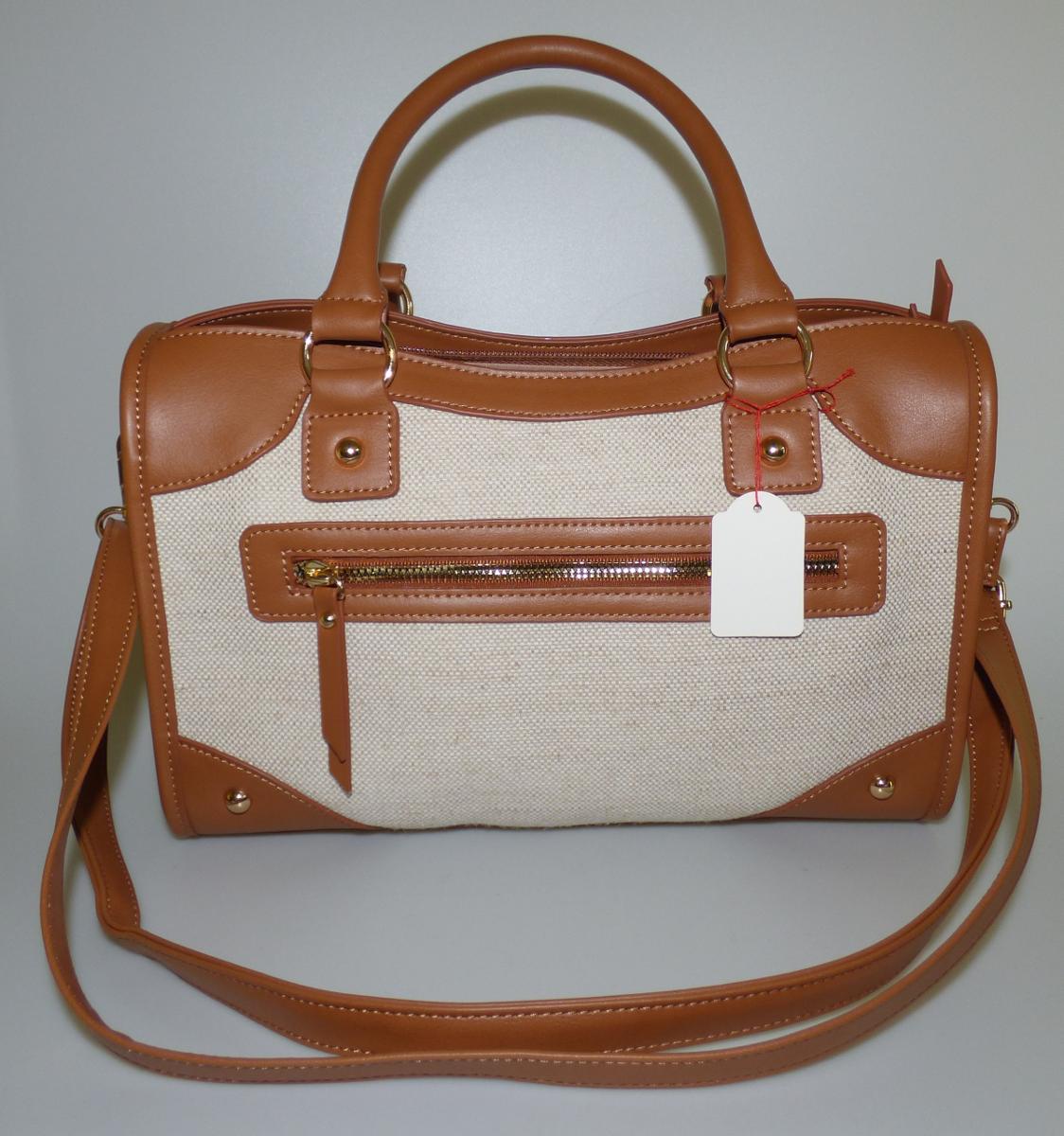 Handtasche, sog. Handtasche Graceland RD-23131, Foto siehe Anlage,
- mit einer flächenmäßig überwiegenden Außenseite aus Spinnstoffen (charakterbestimmend),
- am Bodenteil, an den Randeinfassungen und an den Ecken mit einer Außenseite aus
  Kunststofffolien,
- mit zwei Handtragegriffen,
- mit einem abnehmbaren, längenverstellbaren Schultertragegurt,
- an der Vorderseite mit einem eingesetzten Reißverschlussfach,
- das Hauptfach ist mit einem ca. 4 cm unterhalb des oberen Randes verlaufenden Reißverschluss
  versehen,
- - gefüttert; innen mit einem eingesetzten Reißverschlussfach und zwei aufgesetzten, offenen
    Einsteckfächern ausgestattet,
- mit den Abmessungen: ca. 30 cm (Breite) x 20 cm (Höhe) x 10,5 cm (Tiefe),
- laut Antrag nicht handgearbeitet,
- in unterschiedlichen Farben.

"Handtasche, mit Außenseite aus Spinnstoffen, nicht handgearbeitet"