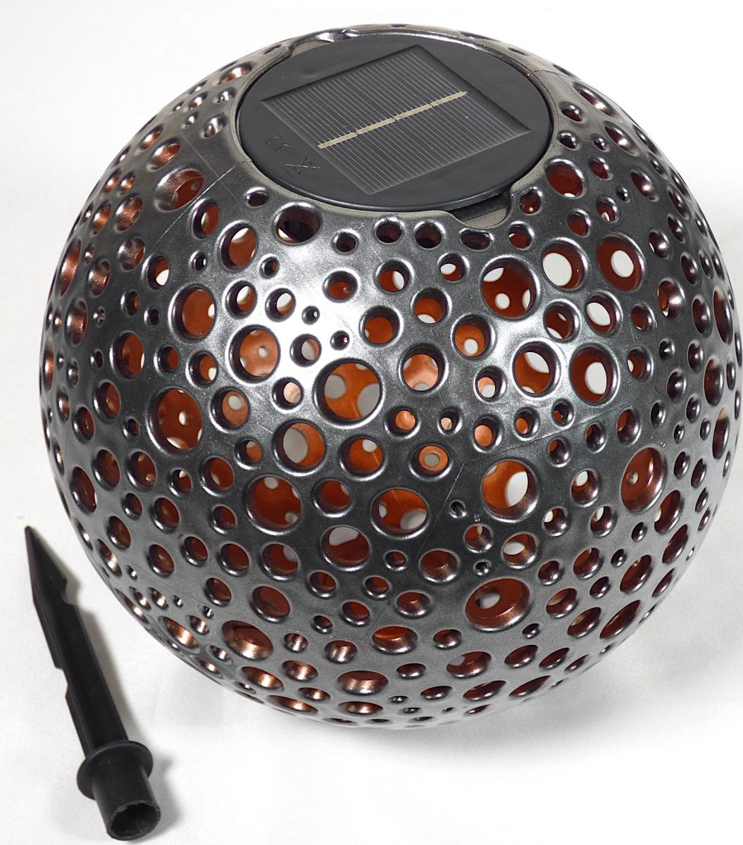 Bei dem sog. Solar Ball für den Garten handelt es sich um eine circa  20,0 cm große elektrische Beleuchtungskörper, bestehend aus einem bauchigen Kunststoffgestell mit verschieden großen kreisförmigen Aussparungen, einem an der Oberseite eingesetzten Deckel mit integriertem Solarpanel und einer weiß leuchtenden LED-Lichtquelle, mit beiliegendem Erdspieß aus Kunststoff.

Die Leuchte verbreitet bei eintretender Dunkelheit Licht und dient der Außenbeleuchtung.

Die Ware ist noch nicht zusammengesetzt in einer Luftpolsterfolie verpackt.

Das Erzeugnis ist als "elektrischer Beleuchtungskörper, anderweit weder genannt noch inbegriffen, nicht von den Unterpositionen (HS) 9405 11 bis 9405 39 erfasst, fotovoltaisch, ausschließlich zur Verwendung mit LED-Lichtquellen bestimmt, kein Scheinwerfer, aus Kunststoff" einzureihen.