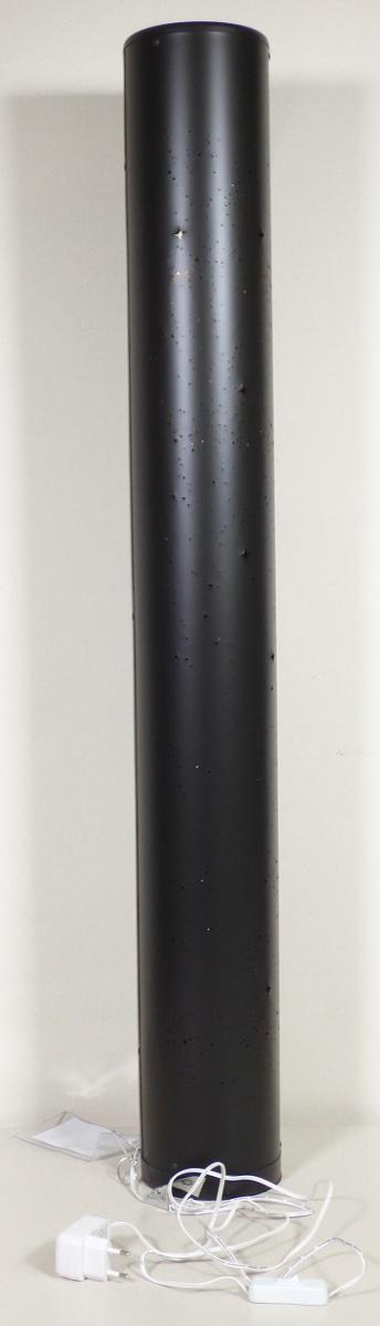 Bei der sog. LED-Stehleuchte mit Glitzereffekt handelt es sich um eine 13,0 cm x 13,0 cm x 103,2 cm (L x B x H) elektrische Stehleuchte zur Innenausstattung, bestehend aus einem kreisrunden Lampenfuß aus Kunststoff, einem zylinderförmigen Lampenschirm aus einer schwarzen, mit kleinen kreis- und sternförmigen Aussparungen versehenen Kunststofffolie und integriertem weiß leuchtendem LED-Leuchtmittel. Die Leuchte ist mit einem Transformator mit Netzstecker und einem Ein-/Ausschalter ausgestattet.

Die Ware ist in einem Karton verpackt.

Das Erzeugnis ist als "Beleuchtungskörper, anderweit weder genannt noch inbegriffen, elektrische Stehleuchte, ausschließlich zur Verwendung mit LED-Lichtquellen bestimmt, aus Kunststoff" einzureihen.
