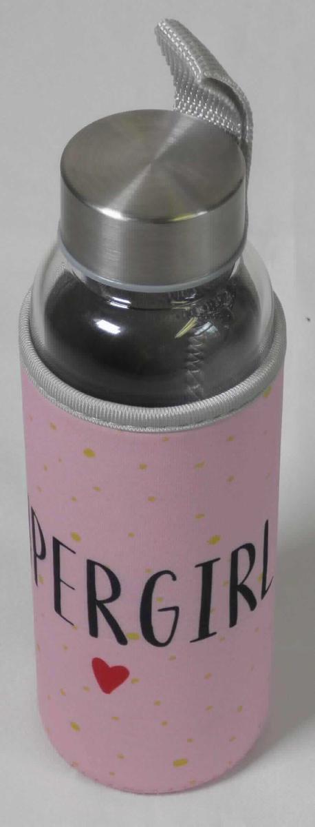 Flasche aus Glas mit Schutzhülle, Foto siehe Anlage,
- zusammengesetzte Ware, bestehend aus einer Flasche und einer abnehmbaren Flaschenhülle,
- Flasche:
- - aus klarsichtigem Glas (laut Antrag Borosilikatglas), 
- - zylinderförmig; in den Abmessungen: ca. 6 cm (Durchmesser) x 18,5 cm (Höhe),
- - am Flaschenhals mit einem Schraubgewinde,
- - mit einem Schraubverschluss aus unedlem Metall und Kunststoff,  
- - laut Antrag mit einem Fassungsvermögen von 350 ml,
- - mit einem Aufdruck am Flaschenboden,
- - zum Befüllen mit Getränken,
- Flaschenhülle:
- - zylinderförmig; mit Bodenteil; in den Abmessungen: ca. 6,5 cm (Durchmesser) x 14,5 cm (Höhe),
- - aus dreilagigen Flächenerzeugnissen der Position 5906 (mit einer Außen- und Innenlage aus Gewirken 
    aus Spinnstoffen und einer Zwischenlage aus Kautschuk (laut Antrag Neopren),
- - am oberen Rand mit einer angenähten Trageschlaufe,
- im Hinblick auf die Verwendung bestimmt die Flasche den Charakter der zusammengesetzten Ware.

"Flasche aus Glas, zu Transport- oder Verpackungszwecken, nicht aus Glasröhren hergestellt, 
 aus nicht gefärbtem Glas, mit einem Nenninhalt von 0,35 l, für Nahrungsmittel und Getränke"
