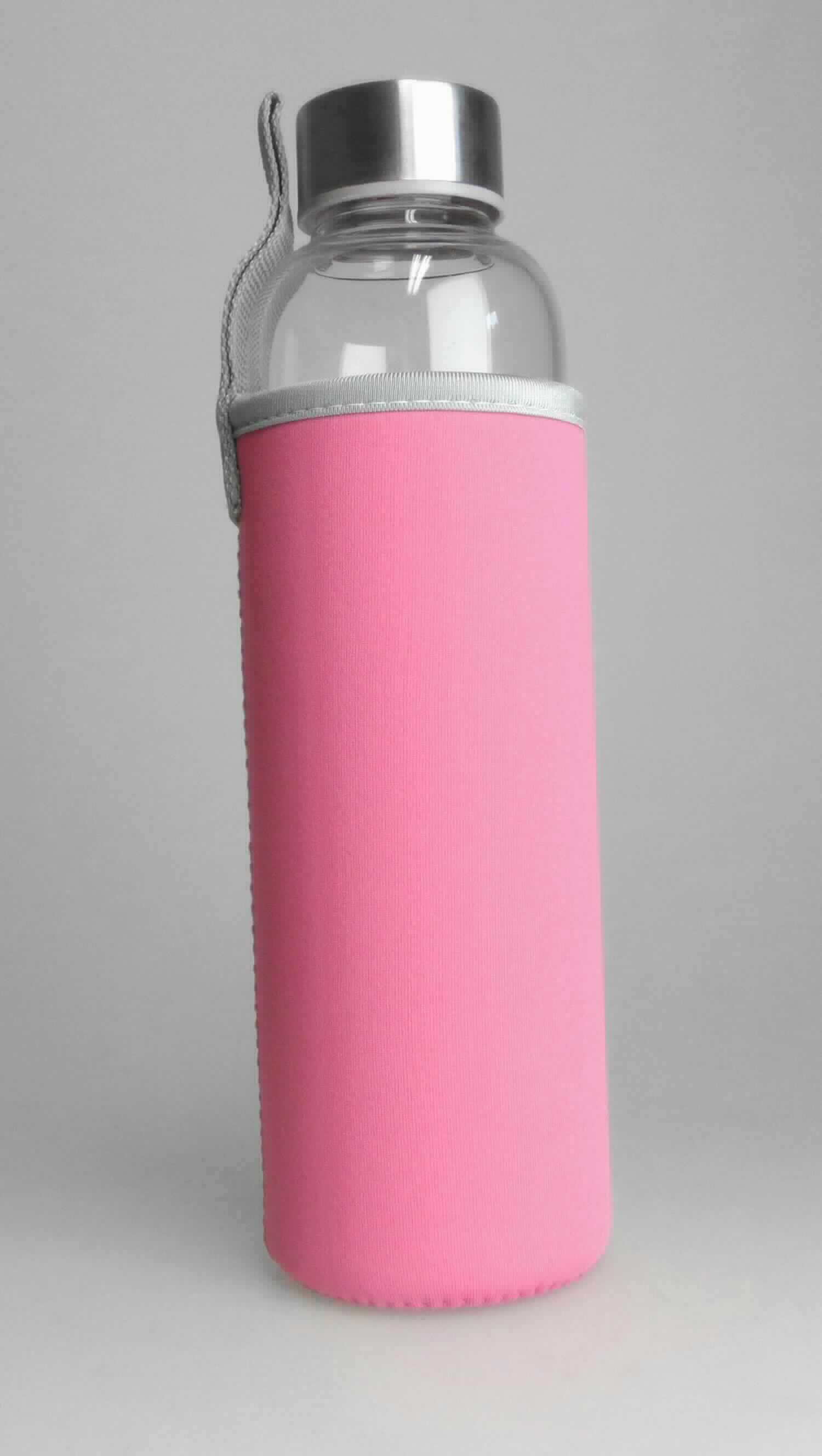 Flasche aus Glas, sog. Trinkflasche mit Schutzhülle, Foto siehe Anlage,
- zusammengesetzte Ware, bestehend aus einer Flasche und einer abnehmbaren Flaschenhülle,
- Flasche:
- - aus klarsichtigem Glas, 
- - zylinderförmig; in den Abmessungen: ca. 6,5 cm (Durchmesser) x 23 cm (Höhe),
- - am Flaschenhals mit einem Schraubgewinde,
- - mit einem Schraubverschluss aus unedlem Metall und Kunststoff,  
- - laut Antrag:
- - - mit einem Fassungsvermögen von 550 ml,
- - - mit einer Prägung (sog. Steuber branding) am Flaschenboden (u. a. deshalb keine Ware der Unter-
      position 7010 9021),
- - - zum Befüllen mit Getränken,
- Flaschenhülle:
- - zylinderförmig; mit Bodenteil; in den Abmessungen: ca. 7 cm (Durchmesser) x 18 cm (Höhe),
- - aus dreilagigen Flächenerzeugnissen der Position 5906 (mit einer Außen- und Innenlage aus Gewirken 
    aus Spinnstoffen und einer Zwischenlage aus Zellkautschuk (laut Antrag Neopren)),
- - am oberen Rand mit einer angenähten Trageschlaufe,
- im Hinblick auf die Verwendung bestimmt die Flasche den Charakter der zusammengesetzten Ware.

"Flasche aus Glas, zu Transport- oder Verpackungszwecken, andere als solche der Unterposition 7010 9021, 
 aus nicht gefärbtem Glas, mit einem Nenninhalt von 0,55 l, für Nahrungsmittel und Getränke"
