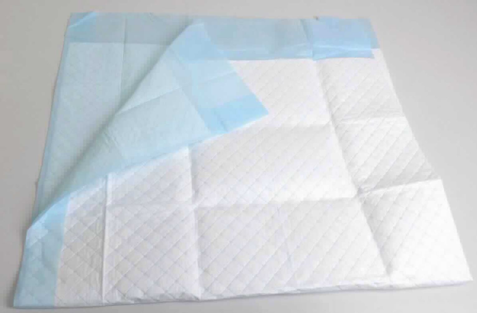 Es handelt sich um ein etwa 90 x 60 cm (L x B) großes, mehrlagiges Flächenerzeugnis mit folgendem Aufbau:

- Außenlage aus weißem Vliesstoff aus Chemiefasern (L x B: etwa 90 x 60 cm),
- Sauglage mit sog. Rautenprägung (L x B etwa 73,5 x 58,0 cm), bestehend aus
- - einer Außenlage aus Tissue-Papier,
- - einer Innenlage aus Zellstofffasern und
- - einer Außenlage aus Tissue-Papier und
- Außenlage aus Kunststofffolie (L x B: etwa 90 x 60 cm).

Die Lagen sind durch Verkleben oder Verpressen miteinander verbunden. Die Ware wird in der Krankenpflege/Altenpflege als Einwegunterlage zu hygienischen Zwecken verwendet (z. B. Inkontinenzversorgung) und ist zu 2 x 25 Stück in einem Verkaufskarton verpackt.

Abbildung siehe Anlage.

Derartige Waren gehören als "andere Waren für chirurgische, medizinische oder hygienische Zwecke, aus Papierhalbstoff, Papier, Zellstoffwatte oder Vliesen aus Zellstofffasern, in Aufmachung für den Einzelverkauf" zum TARIC-Code 4818 90 90 00, da es sich um eine aus verschiedenen Stoffen zusammengesetzte Ware handelt, deren wesentlicher Charakter nach dem Umfang sowie im Hinblick auf die Bedeutung in Bezug auf die Verwendung durch die Anteile aus Zellstofffasern und Papier bestimmt wird.