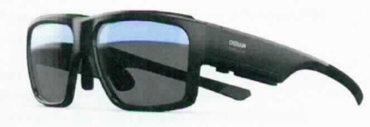 Sog. CHRONOGY Eyeware, in Form einer Brille zu besonderen Zwecken (Lichtbehandlung), im Wesentlichen bestehend aus einer Brillenfassung aus Kunststoff mit eingesetzten Brillengläsern aus Kunststoff, mehreren Leuchtdioden (RGBW) am oberen Rand der Gläser, einem Bluetoothmodul sowie einem Lithiumakkumulator mit USB C-Anschluss im Brillenbügel. Zur äußeren Form, siehe Abbildung in der Anlage. Die Ware ist dazu bestimmt vor die Augen gebracht zu werden. Wenn eine bestimmte Anwendung auf dem Mobiltelefon (nicht Gegenstand dieser vZTA-Entscheidung) installiert und die Brille via Bluetooth mit dem Mobiltelefon verbunden ist, kann der Benutzer diverese Beleuchtungsszenarien auswählen zum Zwecke der Steigerung von Wohlbefinden, Gesundheit und Leistungsfähigkeit, u.a. beim Lesen, bei der Bildschirmarbeit oder zur Prävention von Jetlag.
Die Ware wird als "Brille, keine Sonnenbrille, mit Brillengläsern aus Kunststoffen" eingereiht.