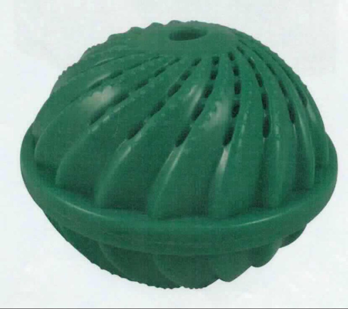 Keramischer Haushaltsartikel, sog. biologischer Waschball "EcoWashingBall", Foto siehe Anlage, 
- aus verschiedenen Bestandteilen zusammengesetzte Ware, bestehend aus 
- einer Waschkugel,
- - in Form eines gelben annähernd kugelförmigen Hohlkörpers aus Kunststoff,
- - mit einem Durchmesser von 10,6 cm,
- - mit zahlreichen, schlitzförmigen Öffnungen,
- weißen, unglasierten Kügelchen,
- - mit einem Durchmesser von 0,7 cm,
- - keramische Erzeugnisse, nach der Formgebung gebrannt, tonmineralhaltiges Material 
    enthaltend,
- - nach dem Ergebnis der wissenschaftlichen Untersuchung aus Steingut; keine 
    Tenside enthaltend,
- - mit einem Gesamtgewicht von ca. 36 g,
- rotbraunen, unglasierten Kügelchen,
- - mit einem Durchmesser von 0,7 cm,
- - keramische Erzeugnisse, nach der Formgebung gebrannt, tonmineralhaltiges Material 
    enthaltend,
- - nach dem Ergebnis der wissenschaftlichen Untersuchung aus Steinzeug; keine 
    Tenside enthaltend,
- - mit einem Gesamtgewicht von ca. 39 g,
- grauen, unglasierten Kügelchen,
- - mit einem Durchmesser von 0,7 cm,
- - nach dem Ergebnis der wissenschaftlichen Untersuchung keine keramischen 
    Erzeugnisse, 
- - mit einem Gesamtgewicht von ca. 43 g,
- insbesondere im Hinblick auf die Bedeutung in Bezug auf die Verwendung der Ware
  (Waschen ohne Zusatz von Waschmitteln) ist die Füllung aus Kugeln gegenüber der 
  Kunststoffkugel als charakterbestimmend anzusehen,
- die Füllung besteht nach dem Umfang / Gewicht charakterverleihend aus Keramikkugeln
  der Position 6912; innerhalb der Position 6912 bestimmen die rotbraunen Kugeln aus 
  Steinzeug dem Gesamtgewicht nach den wesentlichen Charakter der Ware.

"Anderer keramischer Haushalts- oder Hauswirtschaftsartikel, aus Steinzeug"