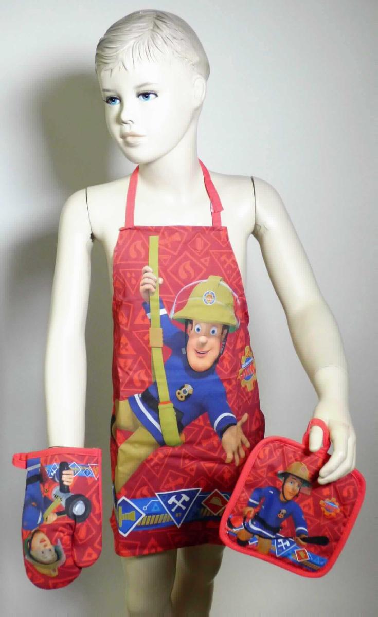 Backset, sog. Schürzenset für Kinder zum Backen, in Kindergröße, Foto siehe Anlage,
- Warenzusammenstellung, bestehend aus einer Schürze, einem Topflappen und einem Backhandschuh,
- gemeinsam in einem bedruckten Pappkarton mit Sichtfenster für den Einzelverkauf aufgemacht und zur 
  Befriedigung eines speziellen Bedarfs zusammengestellt,
- alle Gewebe aus laut Antrag 100 % Baumwolle,
- Schürze:
-- als Latzschürze gearbeitet; den vorderen Teil des Körpers bedeckend, in den Abmessungen von 
   ca. 53 cm x 42 cm,
-- aus ca. 0,5 mm dicken, bedruckten Geweben,
-- mit einem Nackenträger mit längenverstellbarem Klettverschluss und Bindebändern in der Taille,
-- ohne Hinweise auf den Trägerkreis (unisex), 
-- an allen Rändern durch Umschlagen und Festnähen gesäumt,
-- aufgrund der Größe keine Arbeits- und Berufskleidung,
- Topflappen:
-- annähernd quadratisch, mit abgerundeten Ecken; mit einer Kantenlänge von ca. 15,5 cm,
-- auf der einen Seite aus einem bedruckten Gewebe, auf der anderen Seite aus einem dreilagigen, durch 
   Steppen in Quadrate abgeteilten Verbunderzeugnis, mit einer Außenlage aus einem einfarbigen Gewebe, 
   einer Zwischenlage aus Wattierungsstoff und einer Innenlage aus Vliesstoff aus Spinnstoffen,
-- an den Rändern mit einer gewebten Randeinfassung, die in der Verlängerung eine Aufhängeschlaufe bildet,
-- durch Zusammennähen konfektioniert,
-- wird üblicherweise gewaschen,
- Backhandschuh:
-- als Fausthandschuh mit ausgearbeitetem Daumen gearbeitet,
-- mit einer Außenhand aus einem bedruckten Gewebe und einem wattiert versteppten Futter, 
-- mit einer Innenhand aus dem o. g. Verbunderzeugnis, 
-- an der Eingriffsöffnung mit einer gewebten Randeinfassung und einer Aufhängeschlaufe versehen, 
- im Hinblick auf die Verwendung sind die Schürze, der Topflappen und der Backhandschuh als annähernd gleich 
  anzusehen; insbesondere im Hinblick auf den Umfang verleiht jedoch die Schürze der Warenzusammenstellung 
  ihren wesentlichen Charakter.

"Kleidung, andere als in den Positionen 6201 bis 6210 und in den Unterpositionen 6211 11 bis 6211 20
 genannte, aus Geweben, für Mädchen, aus Baumwolle, andere als in den Unterpositionen 6211 4210 bis
 6211 4242 genannte"