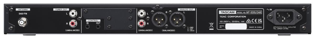 Medienplayer (Abbildung siehe Anlage)
- aus einem Rundfunkempfangsteil für den DAB- und UKW-Empfang, USB-Controller,
  SD/SDHC-Slot in einem quaderförmigen Gehäuse mit USB-Anschluss (Speicherstick), 
  USB-C-Schnittstelle, Anschluss für einen Bluetooth-Adapter (nicht Gegenstand der Auskunft),
  Audioein- und -ausgängen, Kopfhöreranschluss, Antennen- Netzkabel- und weiteren
  Anschlüssen, Display, Bedienelementen und IR-Empfänger, mit beiliegender Fernbedienung, 
  noch nicht zusammengesetzt mit beiliegender Rundfunkantenne,
- zum Empfang von Rundfunksignalen im DAB- und UKW-Bereich und zur Tonwiedergabe von
  SD/SDHC- und USB-Speichermedien,
- in einer gemeinsamen Verkaufsumschließung mit Beipack (Netzkabel, Benutzerhandbuch, 
  Dokumentation, Montagematerial und Batterien).
Das Rundfunkempfangsgerät mit Tonwiedergabegerät bestimmt den Charakter des Ganzen.

"Rundfunkempfangsgerät, nicht von der in den Unterpositionen (KN) 8527 12 00 bis 
  8527 29 00 erfassten Art, kombiniert mit Tonwiedergabegerät (Rundfunkempfangs-
  gerät mit Tonwiedergabegerät, noch nicht zusammengesetzt mit Antenne, in
  funktioneller Einheit mit Fernbedienung, in Warenzusammenstellung in Aufmachung
  für den Einzelverkauf mit nicht charakterbestimmendem Beipack"