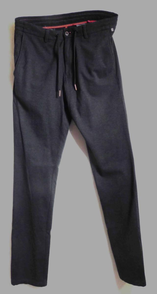 Lange Hose, sog. Herrenhose, Größe 34/34, Foto siehe Anlage,
- aus ca. 0,8 mm dicken, buntgewirkten Gewirken (melierte Garne) aus laut Antrag 63 % Viskose (künstliche 
  Chemiefasern), 31 % Polyamid und 6 % Elasthan (beides synthetische Chemiefasern),
- in der Taille abschließend, mit einem angesetzten Bund mit Gürtelschlaufen und einem Tunnelzug,
- vorn mit einer Öffnung mit Reißverschluss und einer von links auf rechts überlappenden Patte; im Taillenbund
  mit einem Knopfverschluss von links über rechts (Männerkleidung),
- seitlich mit zwei eingesetzten, offenen Taschen und mit zwei eingesetzten, mittels Knopfverschluss zu 
  schließenden Gesäßtaschen,
- mit knöchellangen Hosenbeinen (somit keine Hose der Codenummer 6103 4900 91 0); an den Beinabschlüssen
  durch Umschlagen und Festnähen gesäumt.

"Lange Hose, aus Gewirken, für Männer, aus künstlichen Chemiefasern"