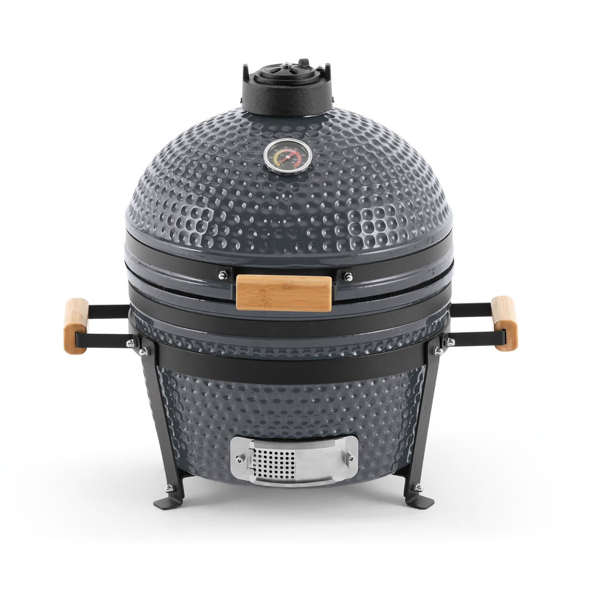 Andere keramische Waren, sog. LANDMANN Holzkohlegrill Kamado, Fotos siehe Anlage,
- jeweils in Form eines eiförmigen, mit Deckel versehenen, glasierten, mit oberer und untere Belüftung
  versehenen Keramikofens,
- in zwei unterschiedlichen Ausführungen (Größen):
- - Mini: mit einer Grillfläche von 27 cm,
- - Small: mit einer Grillfläche von 33,5 cm,
- jeweils im Wesentlichen bestehend aus:
- - einem Korpus und einem Deckel aus einem keramischen Erzeugnis, nach der Formgebung
    gebrannt, tonmineralhaltiges Material enthaltend,
- - - lt. Antrag aus anderer Keramik als Porzellan oder aus gewöhnlichem Ton handgearbeitet,
- - einem Grillrost, einem Kohlerost, einer Kohleschale, einem Luftstromregulierer, einem im
    Deckel integrierten Thermometer, einem integrierten Lüftungsgitter, einem Griff, sog.
    Verbindungsstücken (als Gestell), drei Standbeinen, Montagematerial, einem Schürhaken
    und Werkzeug,
- wird mit Holzkohle befeuert,
- für den außerhäuslichen Gebrauch konzipiert,
- wird als Grill, Ofen, Herd oder Smoker zum Zubereiten von Speisen verwendet,
- insbesondere im Hinblick auf den Umfang und in Bezug auf die Verwendung verleiht die
  Keramik der Ware den wesentlichen Charakter.

"Andere keramische Waren (Keramikgrill), andere als aus Porzellan oder aus gewöhnlichem Ton
handgearbeitet"