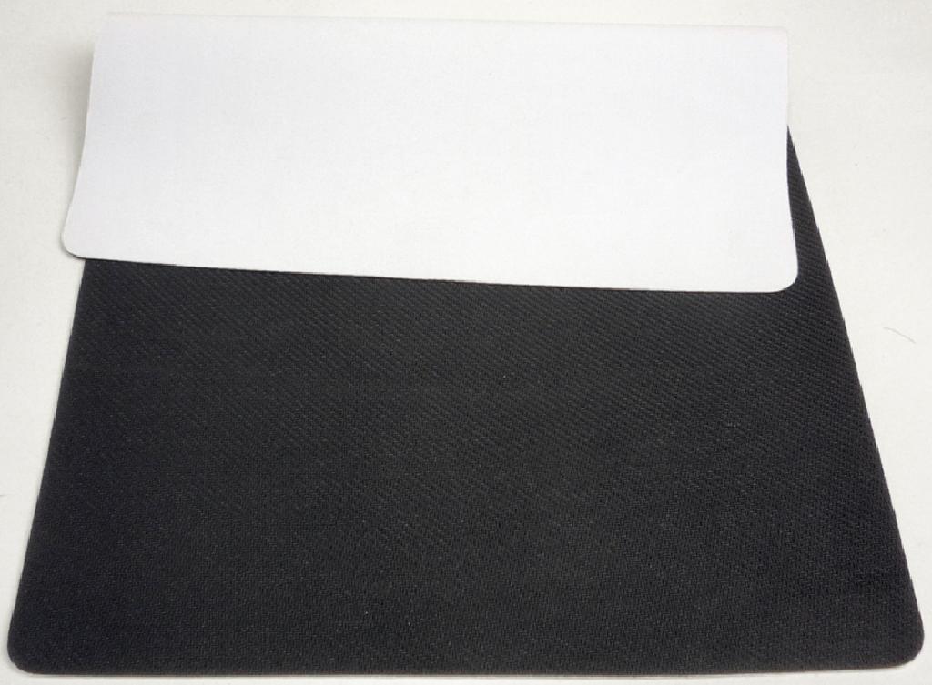 Tischset, sog. Sublistar Textil-Tischset weiß, Art. TSN-2, Foto siehe Anlage,
- laut Antrag:
-- annähernd rechteckig zugeschnitten, mit abgerundeten Ecken (dadurch konfektioniert); in
   den Abmessungen: ca. 39 cm x 26 cm; 
-- aus einem kautschutierten Gewirke (= Gewebe) der Position 5906 mit einem Quadratmeter-
   gewicht von 1100 g,
--- mit einer Oberlage aus einem weißen, dichten, nicht nur der Verstärkung dienenden Gewirke
    aus Polyester (synthetische Chemiefasern),
--- mit einer Unterlage (sog. Moosgummi) aus Zellkautschuk ("natural rubber"),
-- wird je nach Kundenwunsch bedruckt (z. B. mit persönlichen Motiven oder mit Werbeaufdrucken)
   und als Tischset zu Zier- oder Präsentationszwecken verwendet.

"Andere Ware zur Innenausstattung (Tischset), aus Spinnstoffen, keine Ware der Position 9404, aus
 Gewirken"