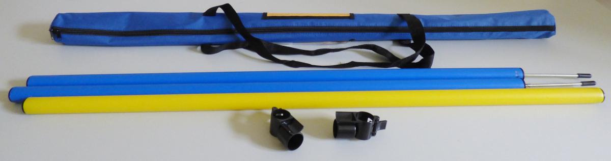 Bei der durch ein Warenmuster veranschaulichten Ware handelt es sich um ein sog. "Agility Set für Hunde - Hürde", bestehend aus
- zwei ca. 115 cm langen Kunststoffpfosten mit spitz zulaufenden Erdspießen aus Metall
  zur Befestigung im Boden,
- einer ca. 110 cm langen Querstange aus Kunststoff,
- zwei Verbindungselementen mit Schnellspannvorrichtung aus Kunststoff, zur
  höhenverstellbaren Befestigung der Querstange an den Pfosten.

Das noch nicht zusammengesetzte Erzeugnis ist in einer einfachen Spinnstofftragetasche verpackt. Die Ware dient im aufgebauten Zustand als Sprungstange zum Überspringen einer Hürde in unterschiedlichen Höhen.

Die Verwendung als "Hundetrainingsgerät" bzw. die Aufmachung stehen dieser Einreihung nicht entgegen.

Derartige Erzeugnisse werden zolltarifrechtlich als "Geräte und Ausrüstungsgegenstände für die allgemeine körperliche Ertüchtigung, andere als von den TARIC-Codes 9506 1110 00 bis 9506 9110 00 erfasst" eingereiht.