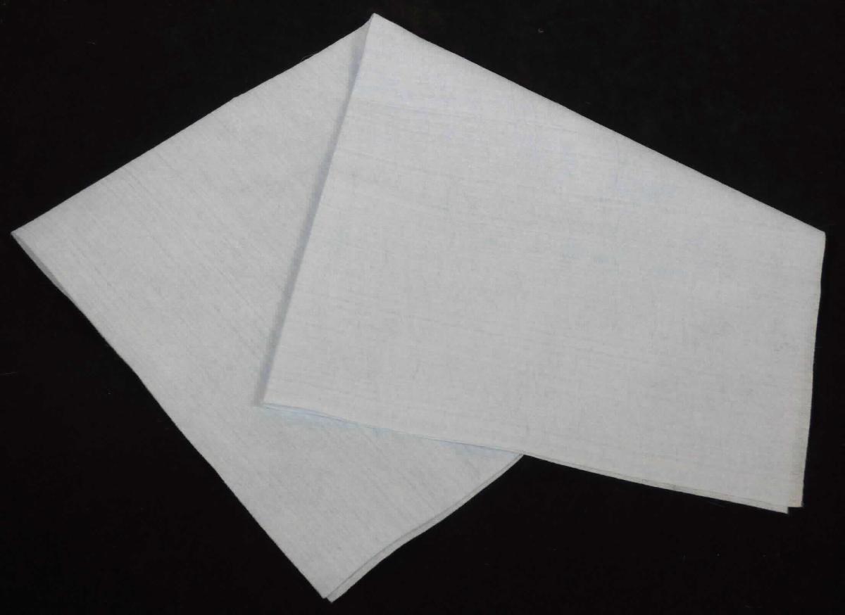 Vliesstoff, sog. Microfaser Vliestuch, Art. 317761, Fotos siehe Anlage,
- rechteckig zugeschnitten (somit nicht konfektioniert); laut Antrag in den Abmessungen (L x B) 35 cm x 40 cm,
- im Wasserstrahlverfahren mechanisch verfestigt,
- aus synthetischen Spinnfasern (laut Antrag Polyester und Polyamid),
- keine Filamente und keine heißluftgezogenen (meltblown) Fasern enthaltend,
- laut Antrag mit einem Quadratmetergewicht von 140 g,
- weder bestrichen noch überzogen,
- einlagig.

"Vliesstoff, anderer als in den Unterpositionen 5603 11 bis 5603 14 genannte, mit einem Quadratmetergewicht 
  von mehr als 70 g bis 150 g, nicht bestrichen oder überzogen, anderer als in den Unterpositionen
  5603 9390 10 bis 5603 9390 60 genannte"