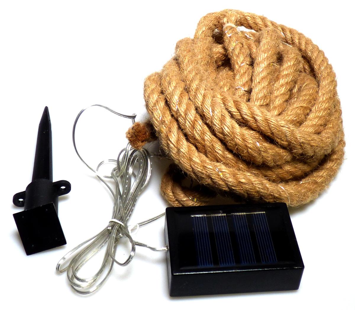 Seil, sog. Solar Lichterkette Jute Seil, Art.Nr. 9987737, Foto siehe Anlage,
- in einem Pappkarton verpackt,
- mit einem Durchmesser von ca. 1,5 cm und einer Länge von laut Antrag 5 m,
- aus einem Seil aus Spinnstoffen (laut Antrag Jute) und einer um das Seil gewickelten,
  solarbetriebenen Lichterkette mit laut Antrag 60 LEDs und einem sog. Solarmodul mit
  integriertem Akku; die Lichterkette dient lediglich der Erhöhung der Zierwirkung, somit keine
  Ware der Position 9405, 
- an den Enden jeweils mit einem Kabelbinder zusammengehalten (somit konfektioniert; damit
  keine Ware der Position 5607),
- zusätzlich mit einem Erdspieß aus Kunststoff ausgestattet.

"Ware aus Seilen, anderweit weder genannt noch inbegriffen"