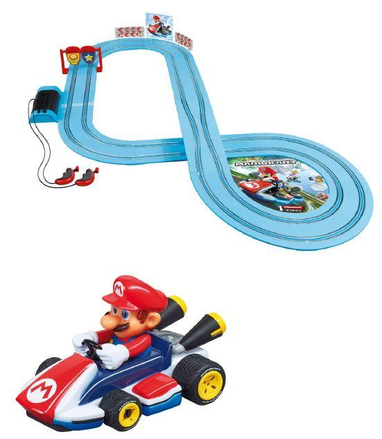 Bei der durch ein Warenmuster veranschaulichten Ware handelt es sich um eine Autorennbahn (sog. Mario Kart Rennbahn, NAN 8345637), bestehend aus
- einem zweispurigen Schienensystem (zwei Geraden und sechs Kurven) zum
  Zusammenstecken einer ringförmigen Bahn,
-- eine Schiene ist seitlich mit einem Batteriefach sowie zwei Buchsen ausgestattet,
- zwei Kreiseln und zwei Leitplanken, die seitlich am Schienensystem befestigt 
  werden,
- zwei sog Handreglern zur Beschleunigung der Rennautos, die in die zwei Buchsen
  gesteckt werden,
- zwei ca. 6 x 4 x 4 cm großen Rennautos (Karts) aus Kunststoff, in denen ein stilisiertes
  Krokodil bzw. eine Figur (Super Mario) sitzen,
-- auf der Unterseite jeweils mit einem Magneten, zwei Kontaktschleifern sowie
   einem Leitkiel ausgestattet.
Die Ware ist gemeinsam mit einer mehrsprachigen Gebrauchsanweisung in einem bunt bedruckten Pappkarton verpackt.

Ziel ist es, mit seinem Auto als erster durch das Ziel zu kommen. Damit hat die Ware den Charakter eines Gesellschaftsspiels (Gewinnermittlung).

Derartige Erzeugnisse werden zolltarifrechtlich als "elektrische Auto-Rennspiele, die den Charakter von Gesellschaftsspielen haben" eingereiht.