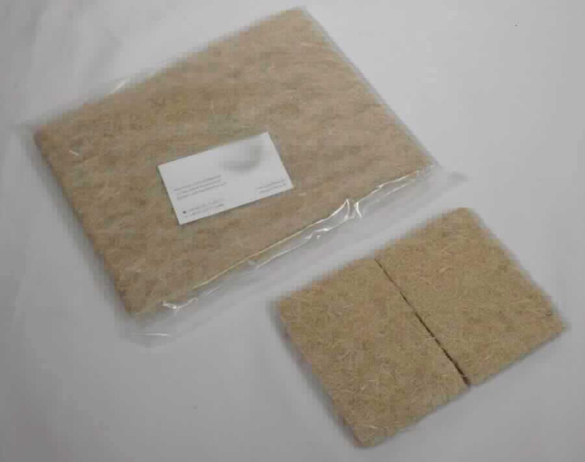 Nadelfilz, sog. Hanffaservlies (Hanffasermatte, Nagerteppich), Foto siehe Anlage,
- laut Antrag auf Rollen in unterschiedlichen Abmessungen,
- laut Untersuchungsergebnis:
-- aus laut Antrag Hanf,
-- weder getränkt, bestrichen, überzogen noch laminiert.

"Filz, Nadelfilz, weder getränkt, bestrichen, überzogen noch laminiert, anderer als in der Unterposition 5602 1011 
 genannte"