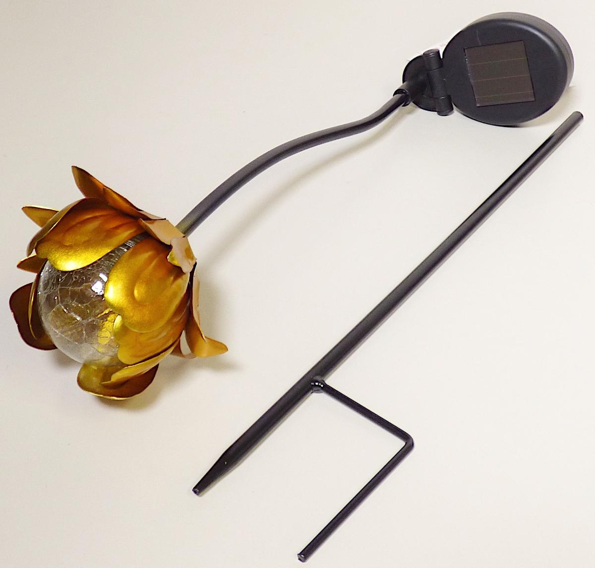 Es handelt sich um aus verschiedenen Bestandteilen bestehende, noch nicht
zusammengesetzte Gartenstecker (Höhe: etwa 76 cm), im Wesentlichen bestehend
aus einem dekorativen Element aus unedlem Metall in Form einer stilisierten
Blumen-Blüte (Durchmesser: etwa 7 cm) mit einer eingesetzten, mit einer LED-
Beleuchtung versehenen Glaskugel (Durchmesser: etwa 5,5 cm), welches auf einem
zweiteiligen, zusammensteckbaren Stab aus unedlem Metall aufgebracht ist. Der
Stab ist am unteren Ende U-förmig ausgearbeitet und etwa mittig mit einem
Kunststoffgehäuse mit einem Solarmodul, einem Akku und einem Ein-/Ausschalter
ausgestattet.
Die Erzeugnisse werden in den Boden gesteckt und dienen zum Ausschmücken von
Gärten und dergleichen.
- Antragstellerangaben -
Eine Einreihung als Beleuchtungskörper in die Position 9405 ist ausgeschlossen, da
die Waren nicht die Umgebung erhellen und die LED-Beleuchtung nur der Erhöhung
der Zierwirkung der Gartenstecker dient. Bei diesen ist das unedle Metall nach
Umfang und Gesamteindruck sowie aufgrund seiner Bedeutung als Form
verleihendes Material charakterbestimmend.
Abbildung siehe Anlage.

Derartige Erzeugnisse gehören als "andere Ziergegenstände aus unedlen Metallen,
nicht versilbert, vergoldet oder platiniert" zur Codenummer 8306 2900 00 0 des
Zolltarifs.