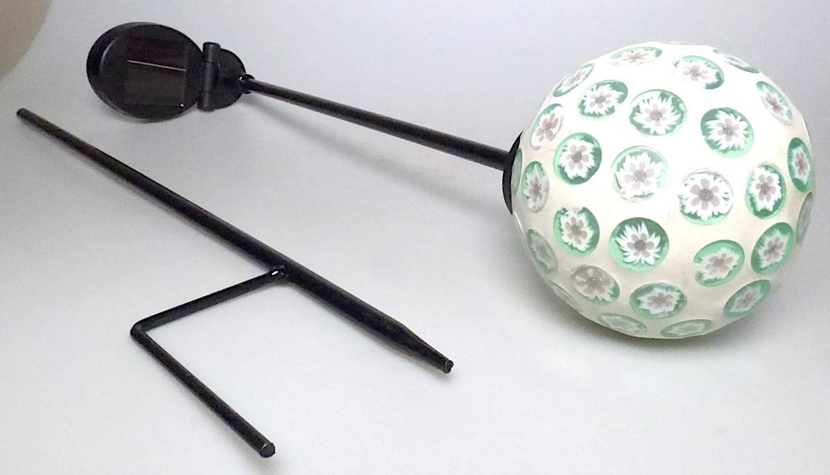 Ware aus Glas, Foto siehe Anlage,
- aus verschiedenen Bestandteilen zusammengesetzte Ware, bestehend aus:
- - einem Gartenstecker (Ware aus Glas):
- - - einem kugelförmigen Zierelement:
- - - - mit einem Korpus aus Glas, auf den in einer Fugenmasse mit Blumenmotiven verzierte
          Glasstücke mosaikartig aufgebracht sind,
- - - - laut Antrag aus Glas mit einem linearen Ausdehnungskoeffizienten von 5 × 10-6 je Kelvin
          in einem Temperaturbereich von 0 °C bis 300 °C
- - - - mit einem Durchmesser von ca. 8,5 cm,
- - - einem zweiteiligen Erdspieß aus schwarz beschichtetem Metall, der am unteren Ende
       U-förmig gestaltet ist,
- - - das Glas bestimmt nach dem äußeren Erscheinungsbild (Zierwirkung) den wesentlichen
       Charakter des Gartensteckers,
- - einem elektrischen Beleuchtungskörper:
- - - in Form einer LED-Leuchte, die in das obere Ende des Erdspießes eingesteckt ist und
       das Zierelement aus Glas von innen beleuchtet,
- - - mittels Kabel mit einem Solarmodul mit integriertem Akku und Ein-/Ausschalter verbunden,
      das etwa in mittlerer Höhe des Erdspießes befestigt ist,
- kein Beleuchtungskörper der Position 9405, da die Ware nicht der Umgebungserhellung dient
  und der Gartenstecker seine zierende Wirkung auch ohne die Beleuchtung entfaltet, welche im
  eingeschalteten Zustand lediglich die Zierwirkung des Gartensteckers erhöht,
- der Gartenstecker bestimmt im Hinblick auf seine Bedeutung in Bezug auf die Verwendung
  den wesentlichen Charakter der Ware.

"Andere Ware aus Glas (Gartenstecker), nicht aus geschmolzenem Quarz oder anderem
 geschmolzenen Siliciumdioxid, aus Glas mit einem linearen Ausdehnungskoeffizienten
 von 5 x 10^-6 oder weniger je Kelvin in einem Temperaturbereich von 0 °C bis 300 °C"