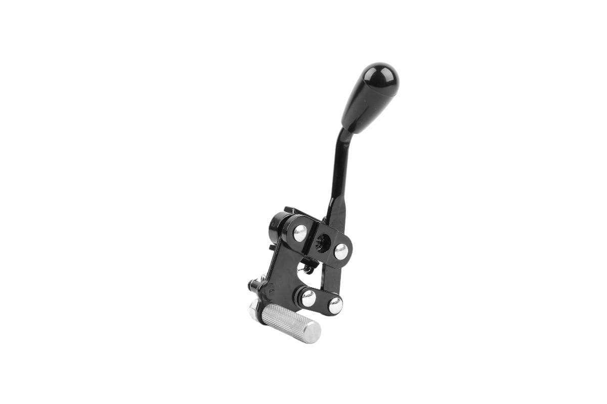Feststellbremse (links/rechts), Foto siehe Anlage,
- laut Antrag:
- - speziell geformte Hebelvorrichtung zur Befestigung am Rahmen eines Rollstuhls,
- - bestehend aus:
- - - einem ca. 140 mm langen Stahlhebel, versehen mit zwei Bohrungen
       (Durchmesser: 5 mm) und einem Griffüberzug, 
- - - einem ca. 53 mm breiten sog. Bremsbolzen aus Stahl (geriffelt),
- - mittels diverser Schrauben, Nieten und Verbindungsstücken miteinander verbunden,
- durch Betätigen des Hebels legt sich der sog. Bremsbolzen an den Reifen und
  ermöglicht dadurch eine dauerhafte Blockierung des Rollstuhlrades,
- aufgrund der Konzeption (u. a. Form und Abmessungen) erkennbar hauptsächlich
  zur Verwendung an Rollstühlen für (geh-)behinderte Menschen bestimmt.

"Teil für Rollstühle der Position 8713 (Feststellbremse)"