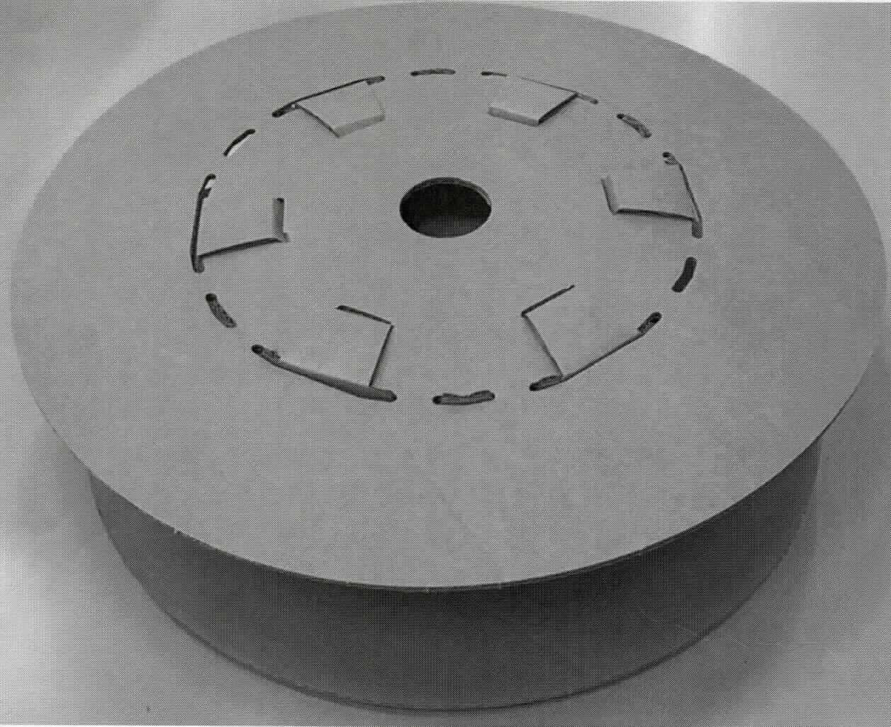Es handelt sich nach den Angaben der Antragstellerin um eine Trommel aus Wellpappe (Durchmesser etwa 50,0 cm; Höhe etwa 14,0 cm) zum Aufspulen von LWL-Kabeln (nicht Gegenstand dieser vZTA). Die Trommel ist im Zeitpunkt der Einfuhr in vier gemeinsam verpackte Einzelteile zerlegt. 

Abbildung siehe Anlage.

Derartige Waren gehören als "Rollen, Spulen, Spindeln und ähnliche Unterlagen, aus Pappe, auch gelocht oder gehärtet, andere als zum Aufwickeln von Spinnstoffgarnen" zum TARIC-Code 4822 90 00 00.