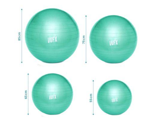 Gymnastikbälle in verschiedenen Größen in Form einer Warenzusammenstellung, bestehend aus
- einem Gymnastikball
-- in verschiedenen Größen erhältlich, mit Durchmessern von ca. 55, 65, 75 oder 85 cm
-- aus Kunststoff gefertigt, lt. Antragsangaben aus PVC
-- auf der Außenseite mit kleinen Rillen gearbeitet
-- aufblasbar, mit einem Ventil sowie einem Stopfen ausgestattet
-- dient der körperlichen Ertüchtigung (z.B. Fitnesstraining, Aerobic, Pilates, Yoga, Gymnastik)
- einer handbetriebenen Luftpumpe mit spitzer Tülle
- einem Ersatzstopfen aus Kunststoff
- einem U-förmigen Werkzeug zum Herausziehen des Stopfens
- einer Anleitung mit Gebrauchshinweisen
- gemeinsam für den Einzelverkauf aufgemacht.

Im Hinblick auf den Umfang und die Bedeutung für die Verwendung bestimmt der Gymnastikball den Charakter der Warenzusammenstellung.

Die Ware wird zolltarifrechtlich als "Ausrüstungsgegenstände für die allgemeine körperliche Ertüchtigung, in Kapitel 95 anderweit weder genannt noch inbegriffen, nicht von den Unterpositionen (HS) 9506 11 bis 9506 51 erfasst, Ball, aufblasbar" eingereiht.