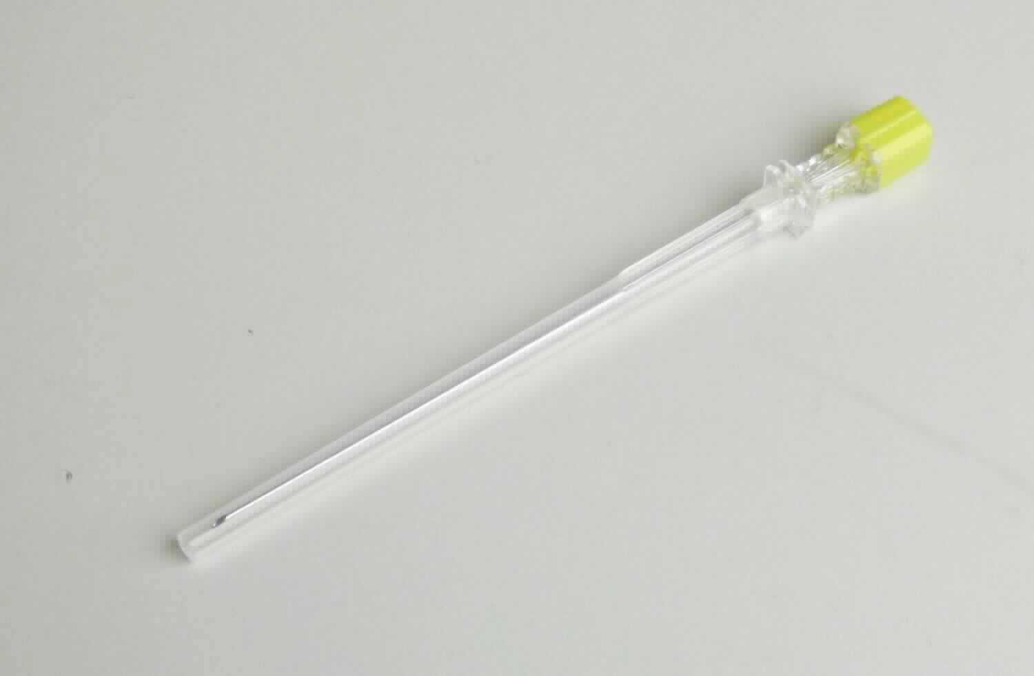 Sog. Spinalkanüle, in Form einer Hohlnadel aus Metall in verschiedenen Größen (Durchmesser 0,42 bis 1,25 mm; Länge 38 bis 120 mm) mit scharfer abgeschrägter Spitze und einem Anschlussstück aus gefärbtem Kunststoff sowie einer Schutzhülle aus Kunststoff. Zur äußeren Form siehe Abbildung in der Anlage. 
Die Ware dient der Entnahme von Nervenwasser aus dem Wirbelsäulenkanal oder der Injektion von Medikamenten und ist steril verpackt.
Die Ware wird als "medizinisches Instrument in Form einer Hohlnadel aus Metall" eingereiht.