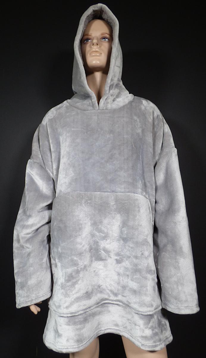 Kleid, sog. Hoddie Decke, Art. 7609830 (Grau), NAN 8961629, in Einheitsgröße, Foto siehe Anlage,
- aus ca. 5,6 mm dicken, einfarbigen Plüschgewirken aus laut Antrag 100 % Polyester (synthetische
  Chemiefasern),
- über den halben Oberschenkel reichend (Rückenlänge: ca. 95 cm),
- mit einer Kapuze,
- ohne Öffnung und ohne Verschluss,
- mit langen Ärmeln,
- vorn mit einer großen, aufgesetzten Tasche (sog. Kängurutasche) unterhalb der Taille,
- an den Ärmelenden und am unteren Rand durch Umschlagen und Festnähen gesäumt,
- kann ohne ein weiteres, den Unterkörper bedeckendes Kleidungsstück getragen werden, somit
  kein Pullover der Position 6110,
- stellt sich als Kleidungsstück dar, somit keine Ware der Position 6301.

"Kleid, aus Gewirken, für Frauen, aus synthetischen Chemiefasern"