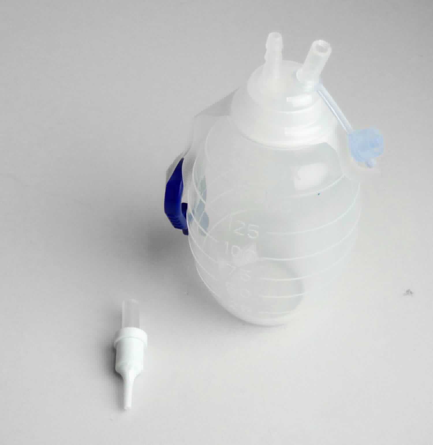 Sog. Sammelreservoir Flachdrainage, in Form eines ballonförmigen Silikonbehälters mit einer Kapazität von 150 ml, mit einer Skalierung, einem Adapter zum Anschluss an einen medizinischen Drainage-Katheter (nicht Gegenstand dieser vZTA-Entscheidung), einem verschließbaren Auslassstutzen und einem integrierten Rückflussventil zur Vermeidung retrograder Infektionen. An der Messskala kann die drainierte Flüssigkeitsmenge abgelesen und diagnostisch beurteilt werden. Der Kunststoffclip an einer Schlaufe dient zur Befestigung des Reservoirs. Die Ware stellt sich aufgrund der Gesamtgestaltung als erkennbares Teil eines aus Katheter und Reservoir bestehenden medizinischen Absaugsystems dar, das zur postoperativen Wunddrainage von Blut und Sekreten verwendet wird. Zur äußeren Form siehe Abbildung in Anlage.
Die Ware wird als "Teil, erkennbar hauptsächlich bestimmt für ein anderes medizinisches Gerät als in den Unterpositionen (KN) 9018 1100 bis 9018 9075 genannt" eingereiht.