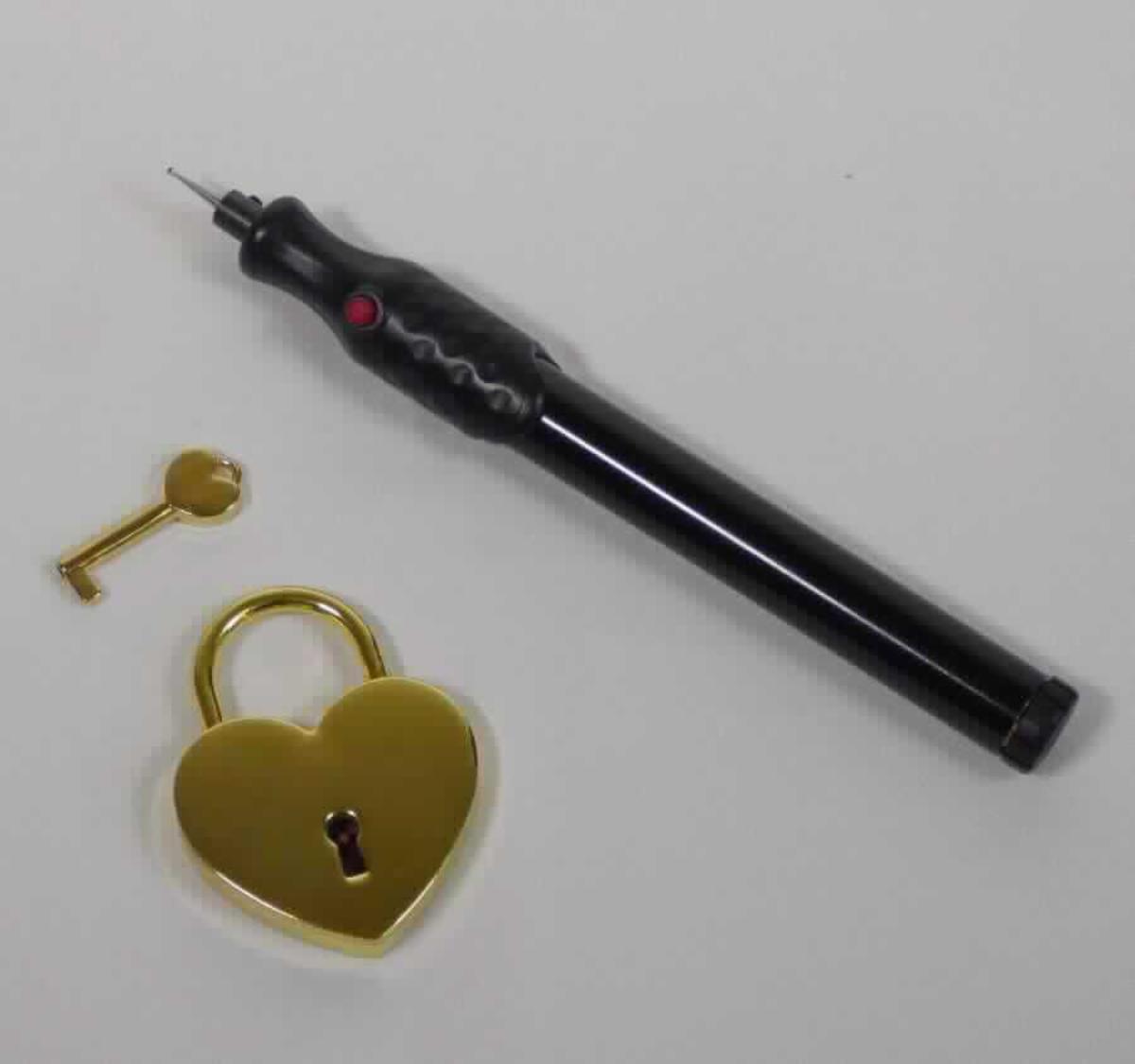 Gravierstift Q.103353,
- aus einem ca. 16 cm langen, zylinderförmigen Kunststoffgehäuse mit Diamant-Gravierspitze,
  Batteriefach mit Batterie sowie einem Betätigungsknopf (Abbildung siehe Anlage),
- von Hand zu führen,
- zum Gravieren von Metall,
- in einer gemeinsamen Verkaufsumschließung mit Beipack (Vorhängeschloss mit Schlüssel
  aus unedlem Metall).
Der Gravierstift bestimmt den Charakter des Ganzen.

"Von Hand zu führendes Werkzeug mit eingebautem Elektromotor, keine Säge oder 
 Bohrmaschine, zum Betrieb ohne externe Energiequelle (Warenzusammenstellung in
 Aufmachung für den Einzelverkauf aus Gravierstift -charakterbestimmend- und Beipack)
 - sog. Gravierstift"