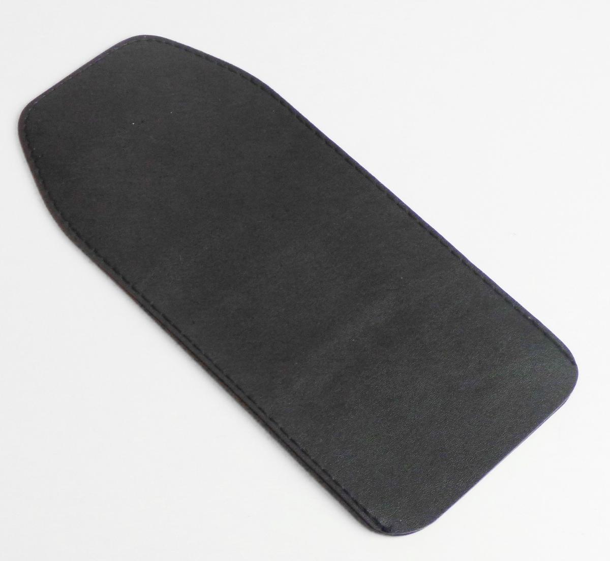Brillenetui, sog. ALPINA Brillentasche "wallet case black MAG lenses" (Art. Nr. A0900907),
Foto siehe Anlage,
nach den Antragsangaben:
- mit einer Außenseite aus Kunststofffolien (narbenartig geprägt),
- an einer Schmalseite offen,
- innen mit Spinnstoffen ausgekleidet,
- mit den Abmessungen (flachliegend) von ca. 9,5 cm (Breite) x 21 cm (Höhe),
- in Form und Größe zur Aufnahme einer Brille gearbeitet.

"Brillenetui, Taschen- oder Handtaschenartikel, mit Außenseite aus Kunststofffolien"
