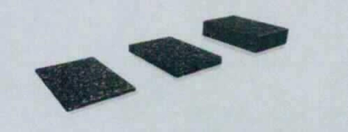 Angaben des Antragstellers: 
Bei dem Artikel handelt es sich um eine sog. Gummimatte (Werkstoff Gummi) mit den Maßen 70 x 70 x 8 mm. Die Gummipats werden beim Holzterrassenbau punktuell unter die Unterkonstruktion gelegt, um eventuelle Unebenheiten auszugleichen und Staunässe zu verhindern. Sie werden aber auch als Trittschallschutz eingesetzt. Die Verkaufseinheit beträgt 24 Stück.

Feststellungen an einem Warenmuster:
Es wurden rechteckige Platten (Maße ca. 7 x 7 x 0,8 cm) aus verpressten, verschiedenfarbigen (überwiegend schwarzen) Kunststoffpartikeln (überwiegend aus Polyurethan) in Aufmachung für den Einzelverkauf (à 24 Stück) vorgelegt. Durch Lufteinschlüsse zwischen den Kunststoffpartikeln sind die Platten elastisch.

Befund:
Es handelt sich um Platten aus Zellkunststoff der Position 3921.
