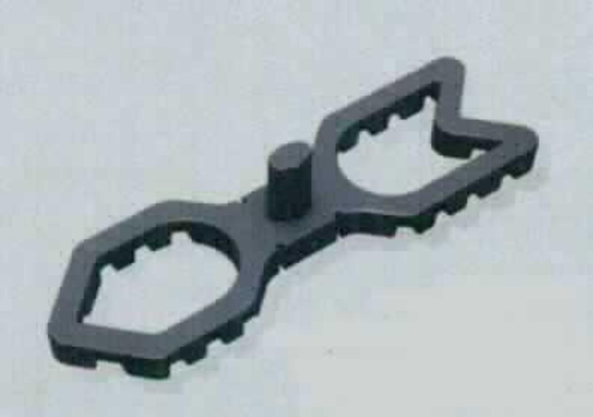 Es handelt sich um Abstandhalter aus - lt. Antragsangaben - einem schwarzen Kunststoff im Sinne der Anmerkung 1 zu Kapitel 39. Die 88 x 25 x 6 mm großen, spezifisch geformten Bauelemente sind auf der Oberseite mit einem als Abstandhalter dienenden Stift und an der Unterseite mit diversen Belüftungsöffnungen versehen. 

Die zu jeweils 50 Stück in einer Verkaufsumschließung aufgemachten Abstandhalter dienen dem gleichmäßigen Befestigen von Terrassendielen an einer Unterkonstruktion. 

Derartige Erzeugnisse werden zolltariflich als "Baubedarfsartikel aus Kunststoffen, anderweit weder genannt noch inbegriffen, Bauelemente zum Herstellen von Fußböden, nicht von den TARIC-Codes 3925 1000 00 bis 3925 9020 00 erfasst" eingereiht.