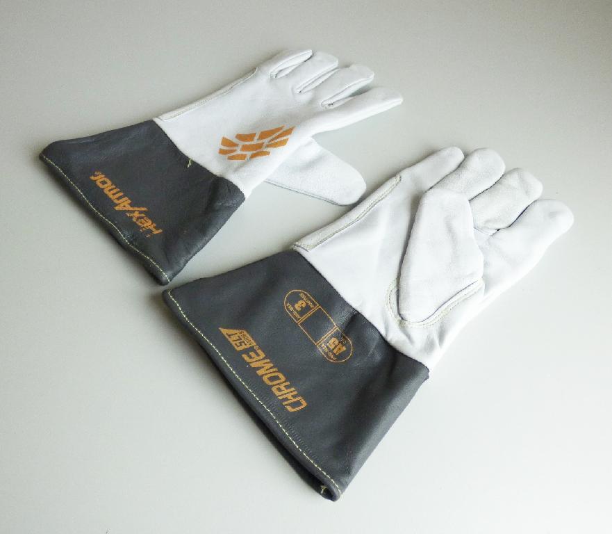 Schutzhandschuhe aus Leder, sog. Arbeitshandschuhe HEXARMOR CHROME SLT 4062,
Materialnr. 6001806-12, Foto siehe Anlage,
- nach den Antragsangaben:
- - als Fünffingerhandschuhe gearbeitet,
- - aus Leder,
- - mit angenähter Stulpe,
- - innen gefüttert,
- Schutzhandschuhe für alle Berufe aufgrund der einfachen Verarbeitung (offene Nähte an den Außen-
  seiten), der Verwendung von dickem, widerstandsfähigem Leder und der auf der Stulpe aufgedruckten 
  Hinweise auf die Schnitt- und Stichfestigkeit.

"Bekleidungszubehör, aus Leder, Fingerhandschuhe, Schutzhandschuhe für alle Berufe"