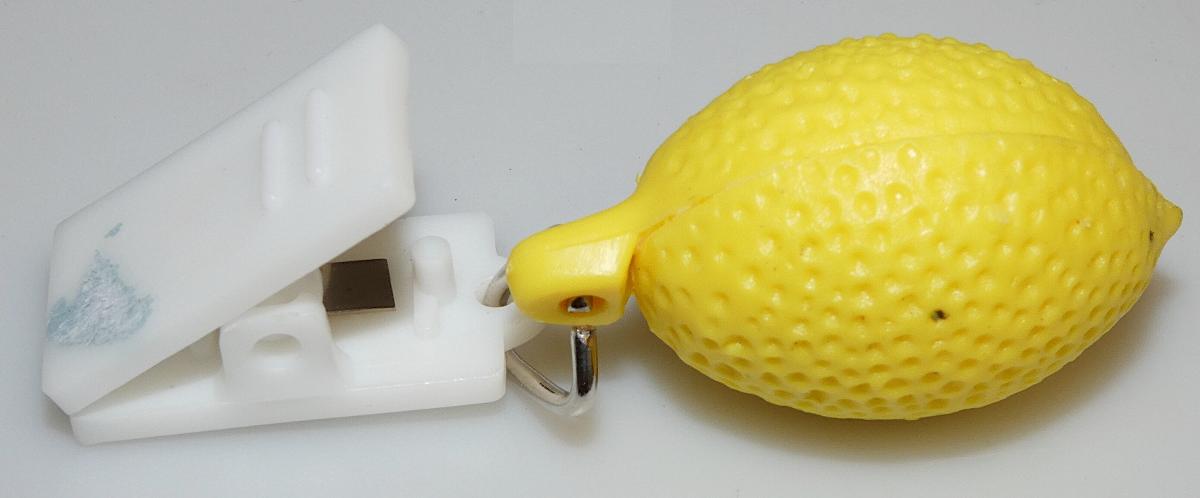 Es handelt sich um sog. Tischtuchbeschwerer, bestehend aus einem Gewicht aus Stahl (kein nicht rostender Stahl), das sich in einer Hülle aus Kunststoff befindet, die in Formgebung und Farbe einer Zitrone nachempfunden ist, und aus einer Klammer aus Kunststoff mit Feder aus Stahl (kein nicht rostender Stahl), die mittels einer annähernd dreieckigen Öse aus Stahl (kein nicht rostender Stahl) mit dem Gewicht verbunden ist.
Die Erzeugnisse dienen als Tischtuchbeschwerer. Jeweils vier Stück befinden sich in einer Blisterverpackung.
- Antragstellerangaben -

Ein charakterbestimmender Stoff ist nicht ermittelbar. Die Erzeugnisse sind daher in die von den gleichermaßen in Betracht kommenden Positionen zuletzt genannte Position einzureihen.

Abbildung siehe Anlage.

Derartige Erzeugnisse gehören als "andere Haushaltsartikel aus Stahl (kein nicht rostender Stahl)" zum TARIC-Code 7323 9900 90 0.