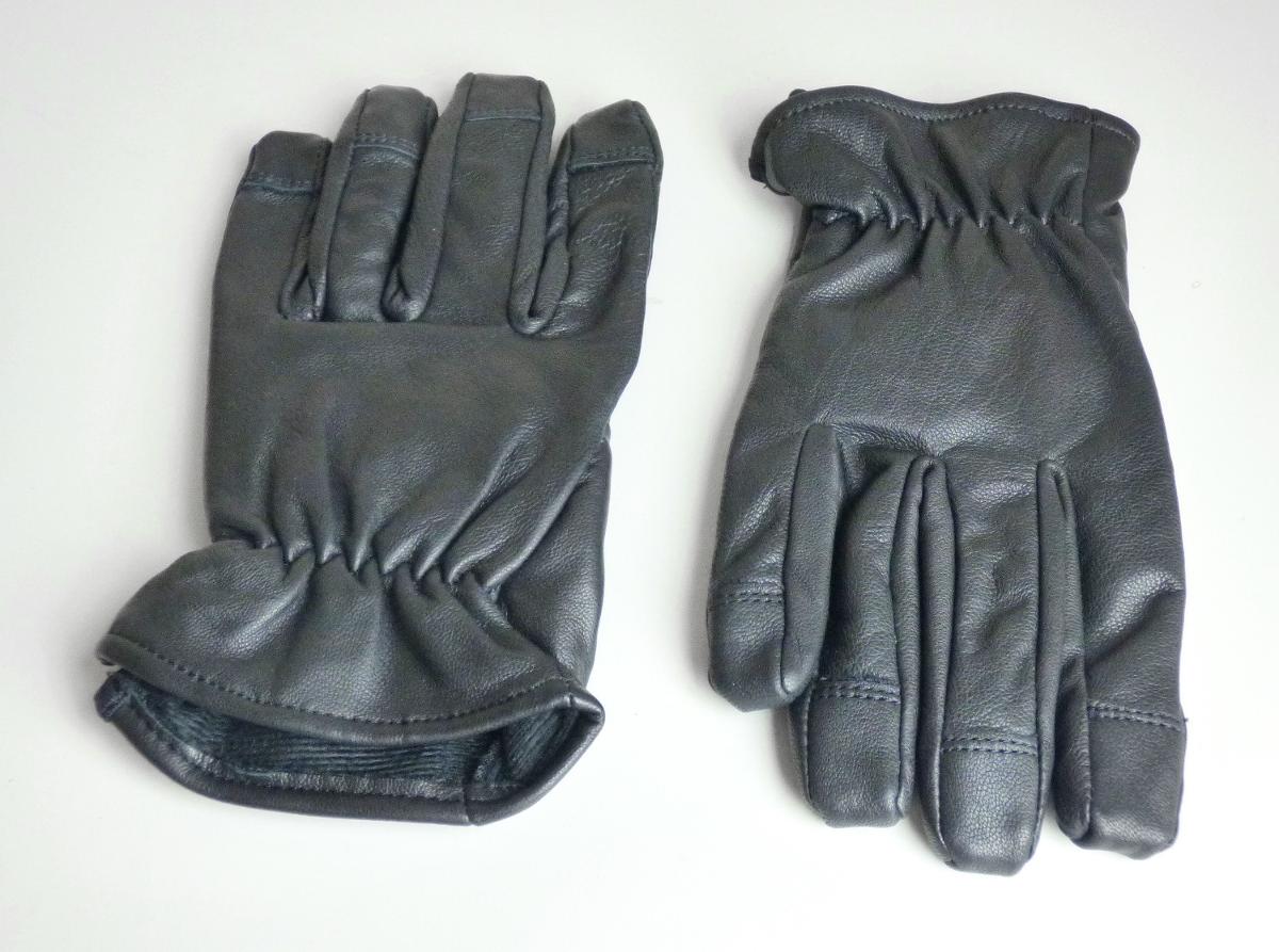 Handschuhe aus Leder, sog. Arbeitshandschuhe LEATHER TACTICAL GLOVE 4046,
Materialnr. 6097807-11, Foto siehe Anlage,
- nach den Antragsangaben:
- - als Fünffingerhandschuhe gearbeitet,
- - aus Leder,
- - gefüttert,
- - mit einer Gummizugnaht zur Verengung im Bereich des Handgelenks,
- ohne funktionelle Merkmale von Spezialsporthandschuhen und von Schutzhandschuhen.

"Bekleidungszubehör aus Leder, Fingerhandschuhe, keine Spezialsport- oder Schutzhandschuhe"