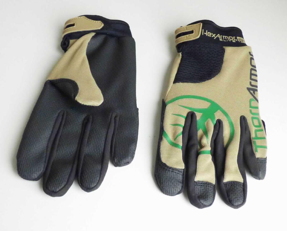Fingerhandschuhe, sog. Arbeitshandschuhe HEXARMOR THORNARMOR® 3092, Materialnr.
6001005-11, Foto siehe Anlage,
- laut Antrag:
-- als Paar in einem Polybeutel mit bedrucktem Papiereinleger verpackt,
-- als Fünffingerhandschuhe gearbeitet,
-- mit einer Handinnenseite, den Außenseiten der Fingerspitzen und Teilen der Fingerseiten aus ein-
   farbigen, auf der Außenseite mit dem bloßen Auge wahrnehmbar mit Kunststoff (kein Zellkunststoff)
   überzogenen Gewirken der Position 5903 aus Spinnstoffen,
-- mit Fingerzwischenräumen aus mit Bindemittel verfestigten Vliesstoffen aus synthetischen Chemie-
   fasern,
-- mit einem Handrücken aus verschiedenen einfarbigen Gewirken aus synthetischen Chemiefasern
   (Gewirke des Kapitels 60),
-- im Bereich der Handinnenseite gefüttert und mit Schnitt- und Stichschutzeinlagen ausgestattet,
-- auf der Handaußenseite mit Aufdrucken ausgestattet,
-- mit einer angesetzten Stulpe, mit einer ca. 4 cm hochreichenden Öffnung mit Klettverschlussriegel,
- dienen laut Antrag als Arbeitshandschuhe,
- im Hinblick auf den Umfang und die Verwendung als Arbeitshandschuhe verleihen die die Hand-
  innenseite bildenden Gewirke der Position 5903 der Ware ihren wesentlichen Charakter.

"Fingerhandschuhe, aus Gewirken, mit Kunststoff überzogen"