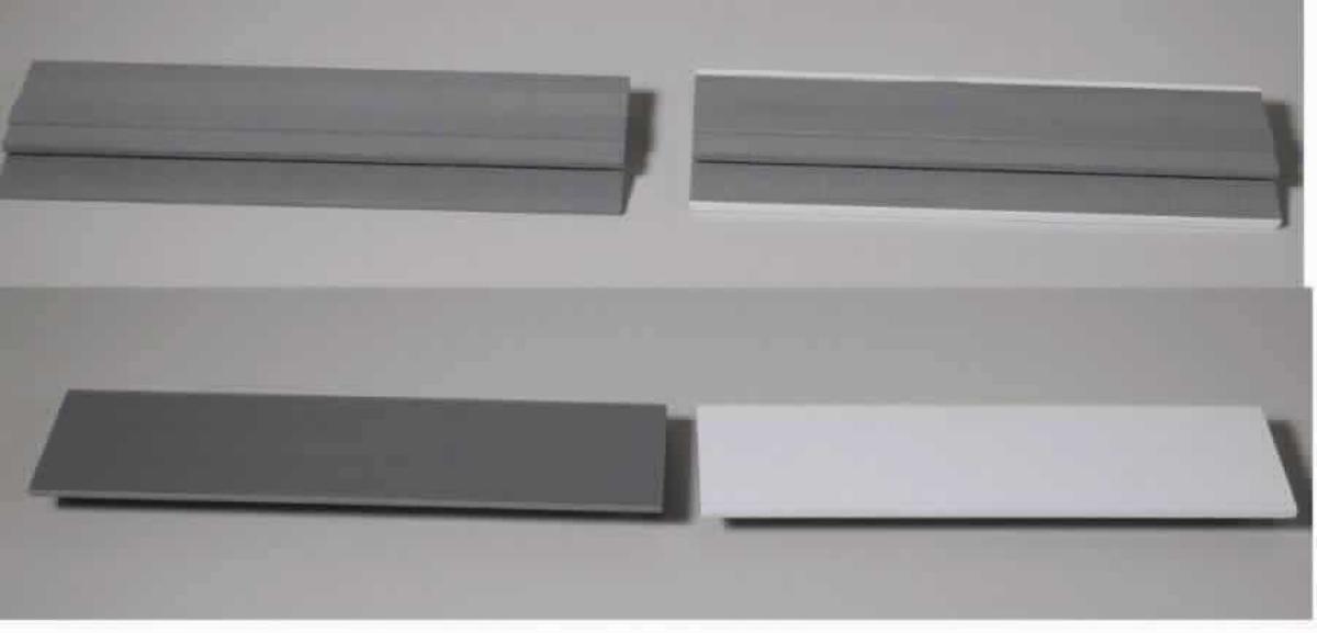 Angaben des Antragstellers:
Leiste aus Kunststoffplatten (Polyvinylchlorid)

Untersuchungsergebnis an Warenmustern:
Graues Kunststoffprofil (Sockelleiste) mit gleichbleibenden Querschnitt aus einem Zellkunststoff. Das Profil ist auf der Oberfläche mit einem Dekor beklebt. Das Profil ist nicht gebohrt oder unregelmäßig zugeschnitten. 

Befund:
Es liegt ein Kunststoffprofil aus Polyvinylchlorid im Sinne der Unterposition (KN) 3916 2000 vor.