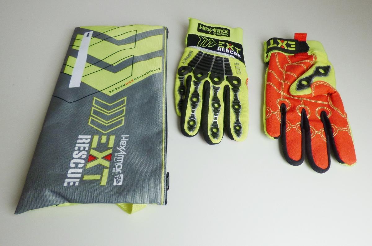 Fingerhandschuhe, sog. Arbeitshandschuhe HEXARMOR EXT RESCUE® 4012, Materialnr. 6001206-11,
Foto siehe Anlage,
- laut Antrag:
-- als Paar mit einem bedruckten Papiereinleger in einem Spinnstoffbeutel mit Reißverschluss in einem
   Polybeutel [übliche Verpackung im Sinne der AV 5 b)] verpackt,
-- als Fünffingerhandschuhe gearbeitet,
-- mit einer Handinnenseite und einem aufgesetzten Zuschnitt zwischen Daumen und Zeigefinger aus
   einem einfarbigen, einseitig (Außenseite) mit Kunststoff (kein Zellkunststoff) überzogenen Gewirke der
   Position 5903 aus Spinnstoffen,
-- mit Fingerzwischenräumen teilweise aus mit Bindemittel verfestigten Vliesstoffen aus synthetischen
   Chemiefasern (Meterware der Position 5603) und teilweise aus Gewirken aus synthetischen Chemie-
   fasern (Meterware des Kapitels 60),
-- mit einer Handaußenseite aus verschiedenen teilweise zweilagig gearbeiteten Gewirken aus synthe-
   tischen Chemiefasern (Meterwaren des Kapitels 60),
-- auf der Handinnenseite mit einer Schnitt- und Stichschutzeinlage ausgestattet,
-- im Bereich des Handrückens und der Fingeraußenseiten mit aufgesetzten, biegsamen Protektoren
   aus Kunststoff ausgestattet,
-- mit einer angesetzten, elastischen Stulpe, mit einem Klettverschlussriegel zu verengen,
-- dienen als Arbeitshandschuhe,
- die Gewirke des Kapitels 60 überwiegen im Hinblick auf den Umfang, im Hinblick auf die Verwendung
  als Arbeitshandschuhe überwiegen die die Handinnenseite bildenden Gewirke der Position 5903, somit
  verleiht keines dieser beiden Flächenerzeugnisse der Ware ihren wesentlichen Charakter; sie ist daher
  der von den gleichermaßen in Betracht kommenden Unterpositionen (6116 10 und 6116 93) in der
  Nomenklatur zuletzt genannten zuzuweisen.

"Fingerhandschuhe, aus Gewirken, andere als in der Unterposition 6116 10 genannte, aus synthetischen
 Chemiefasern"