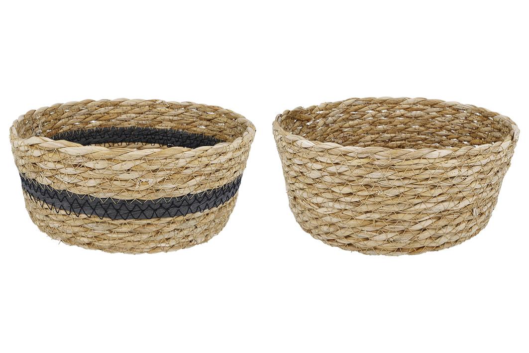 Nach den Angaben der Antragstellerin sowie dem vorgelegten Warenmuster handelt es sich um einen oben offenen, runden Aufbewahrungskorb mit den Abmessungen von ca. H 8,5 cm x D 20 cm.

Die maschinell gefertigte Ware besteht aus zwei miteinander zu einem Strang eingedrehten Grassträngen der Position 4601 (Pflanzenstreifen des Rohrkolbens, Flechtstoff im Sinne der Anmerkung 1 zu Kapitel 46), die spiralförmig umlaufend aufeinandergelegt und mit einem Garn aus Spinnstoffen vernäht sind.

Der Korb wird in zwei verschiedenen Farbvarianten (vollständig naturfarben bzw. naturfarben mit zwei schwarz umlaufenden Streifen) angeboten.

Art. Nr. 796181

Zolltarifrechtlich handelt es sich um eine „Korbmacherware, unmittelbar aus Waren der Position 4601 hergestellt, aus anderen pflanzlichen Flechtstoffen als Bambus oder Rattan, keine Flaschenhülsen aus Stroh, nicht handgearbeitet“.