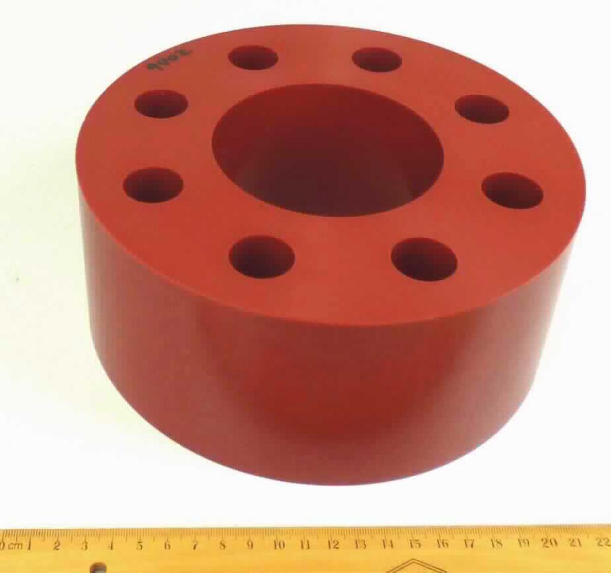 Sog. Federpaket,
- aus einem ringförmigen, massiven Kunststofferzeugnis mit acht durchgängigen Bohrungen,
  mit einem Durchmesser von ca. 21 cm und einer Höhe von ca. 9 cm (Abbildung siehe Anlage),
- zum Einbau als Dämpfungselement (Feder) zum Dämpfen der Kraft des Pressenstössels in
  einer horizontalen Abstreckpresse zum Bearbeiten von Metallen (Formen von Getränkedosen) 
  bestimmt. 

"Teil, erkennbar ausschließlich oder hauptsächlich für Maschinen der Position 8462 (Pressen
 zum Bearbeiten von Metallen) bestimmt, keine Ware der Codenummern 8466 9340 00 0 oder
 8466 9350 00 0 - sog. Federpaket"
