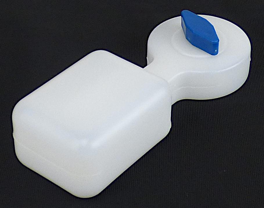 "Heizungskörper-Entlüfter mit Auffangbehälter, Art.-Nr. 796173"
aus verschiedenen Bestandteilen zusammengesetzte Ware, bestehend aus

- einem Schraubenschlüssel mit nicht verstellbarer Spannweite aus einer
  Zinklegierung, in Form einer Hülse mit Innenvierkant und äußerem, von
  Hand zu betätigenden Kunststoffflügelknauf 

- einem Auffangbehälter aus Kunststoff (PP) für Wasser, mit einem 
  Fassungsvermögen von 120 ml

- zum Betätigen von in Heizkörperventilen eingebauten Außenvierkantschrauben
  zum Entlüften der Heizkörper und gleichzeitigem Auffangen von austretendem 
  Wasser

- in einer Verkaufsumschließung verpackt

(Antragstellerangaben)

Abbildung siehe Anlage.

Der Schraubenschlüssel bestimmt insbesondere im Hinblick auf die Bedeutung
für die Verwendung den Charakter der aus verschiedenen Bestandteilen
zusammengesetzten Ware.

Derartige Erzeugnisse gehören als " von Hand zu betätigende Schraubenschlüssel,
mit nicht verstellbarer Spannweite, mit arbeitendem Teil aus unedlem Metall" zur
Codenummer 8204 1100 00 0 des Zolltarifs.