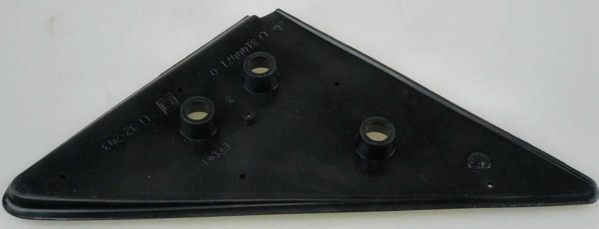 Angaben des Antragstellers:
Gummiunterlage aus EPDM-Kautschuk dient der Abdichtung eines Kfz-Außenspiegels zum Fahrzeug

Feststellungen an einem Warenmuster (aus vZTA DE 19894/12-1):
Schwarze, dreieckige Gummimatte mit Bohrungen (Abmessungen 24,5 cm, 17 cm und 14,5 cm Kantenlänge). Die Matte besteht aus einem elastischen Material und stellt sich nach der Aufmachung als Unterlage mit wesentlicher Dichtfunktion dar.

Befund:
Es liegt eine Dichtung aus Weichkautschuk der Unterposition (KN) 4016 9300 vor.